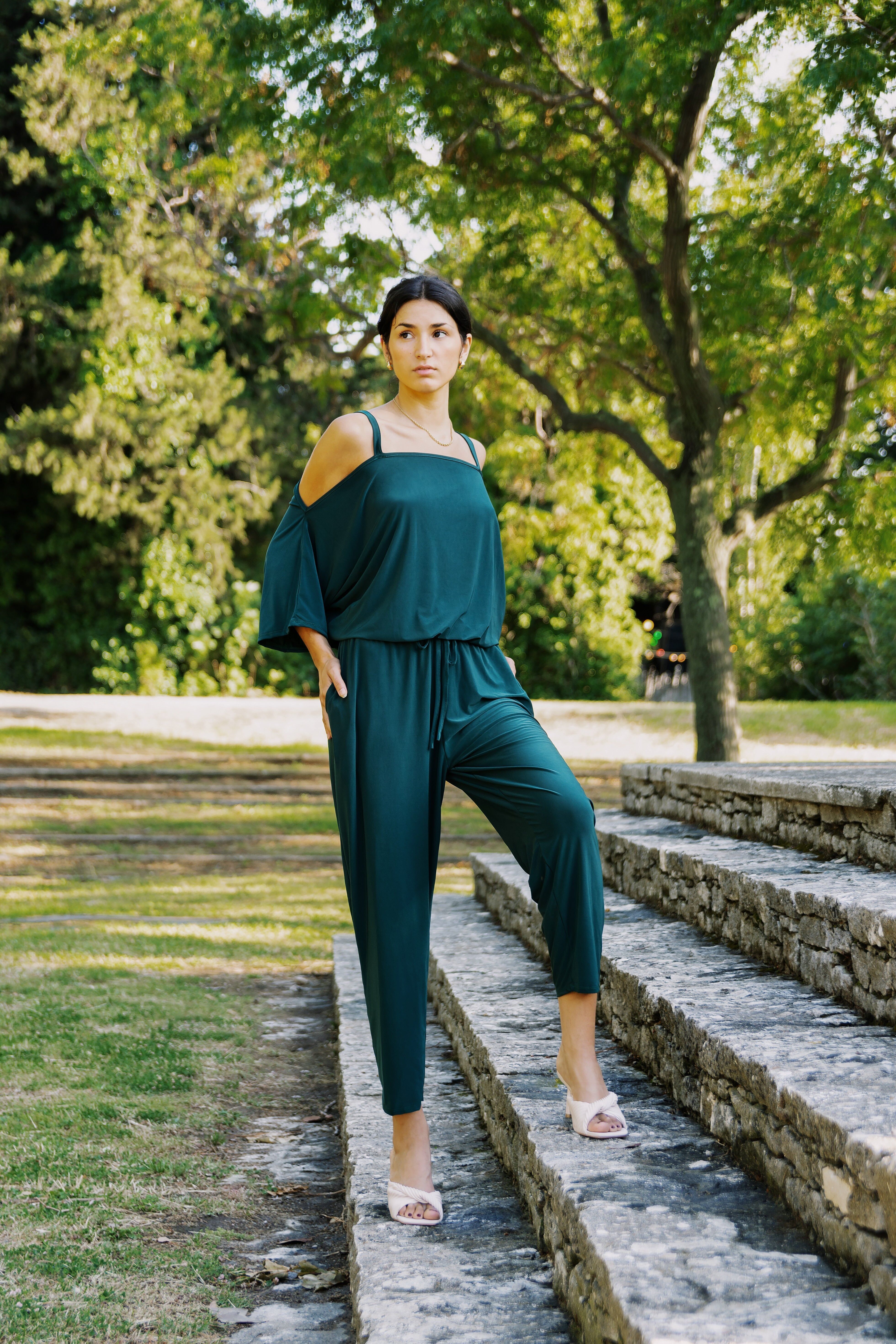 Mono Petrina con hombros descubiertos