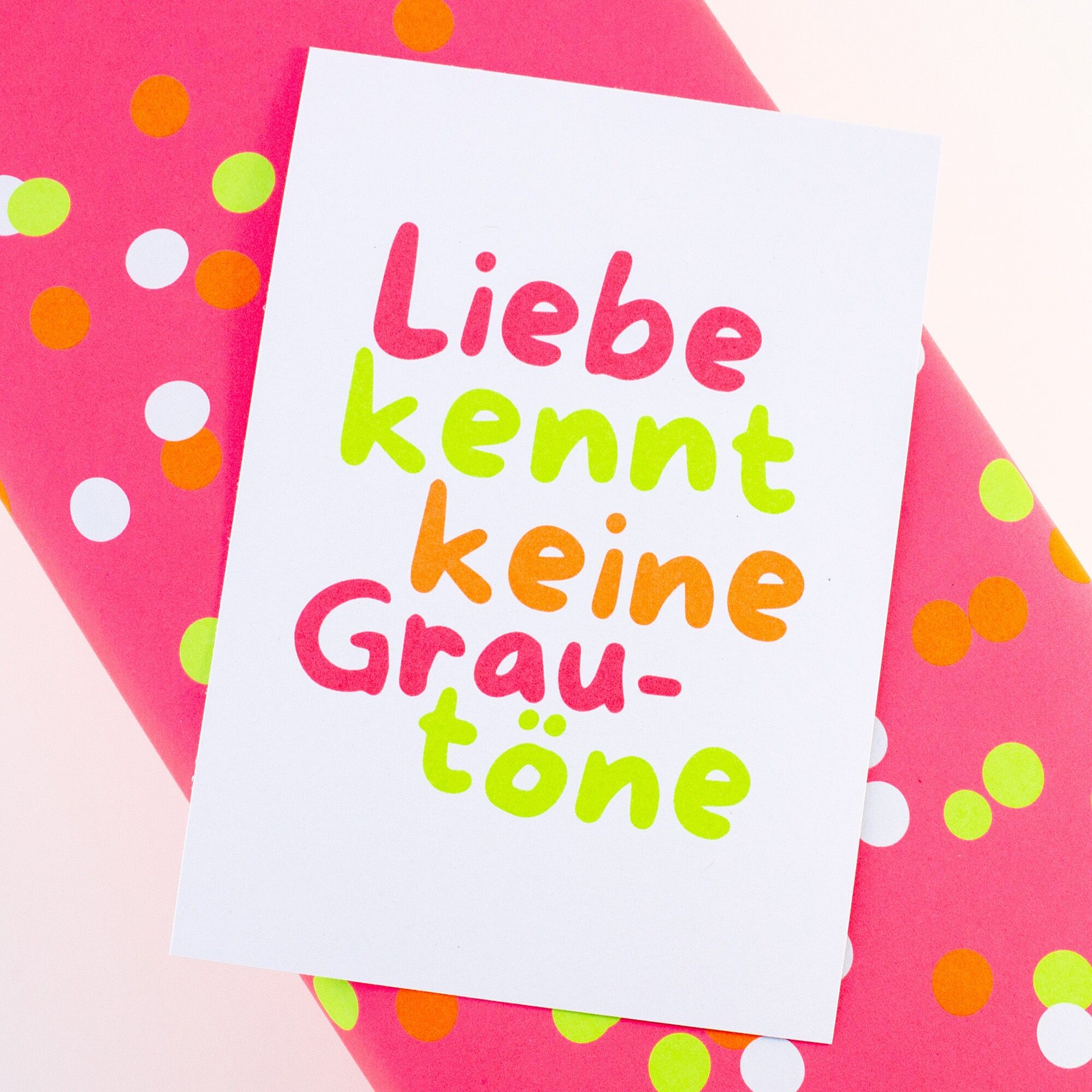 Carte postale « L'amour ne connaît pas de nuances de gris » fabriquée à partir de papier recyclé