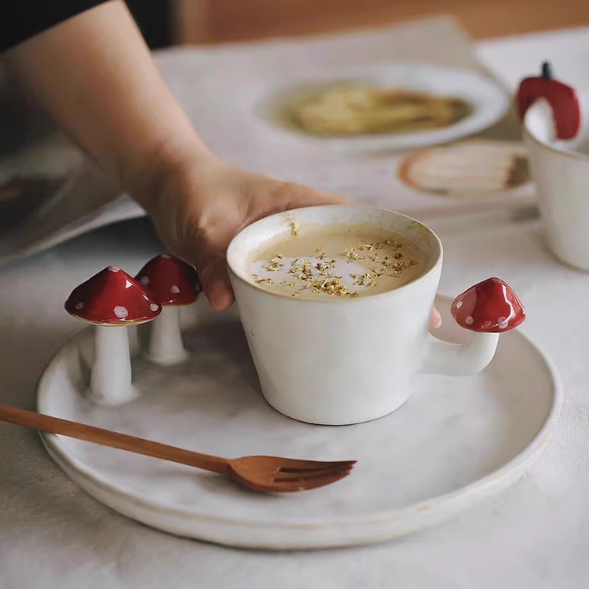 Assiette en céramique fait main avec décor champignon en relief