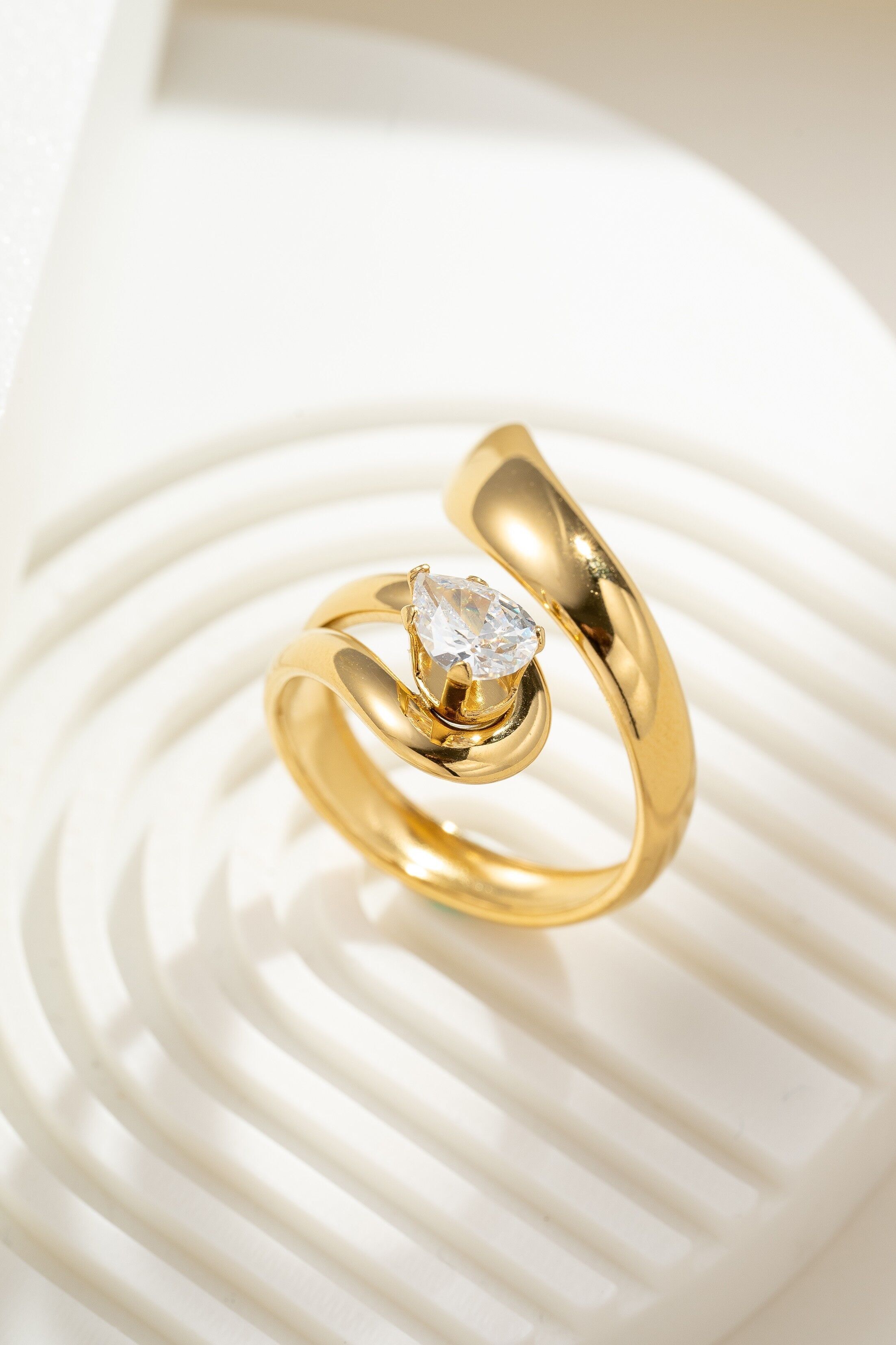 Moderner, verstellbarer Edelstahlring mit Kristall