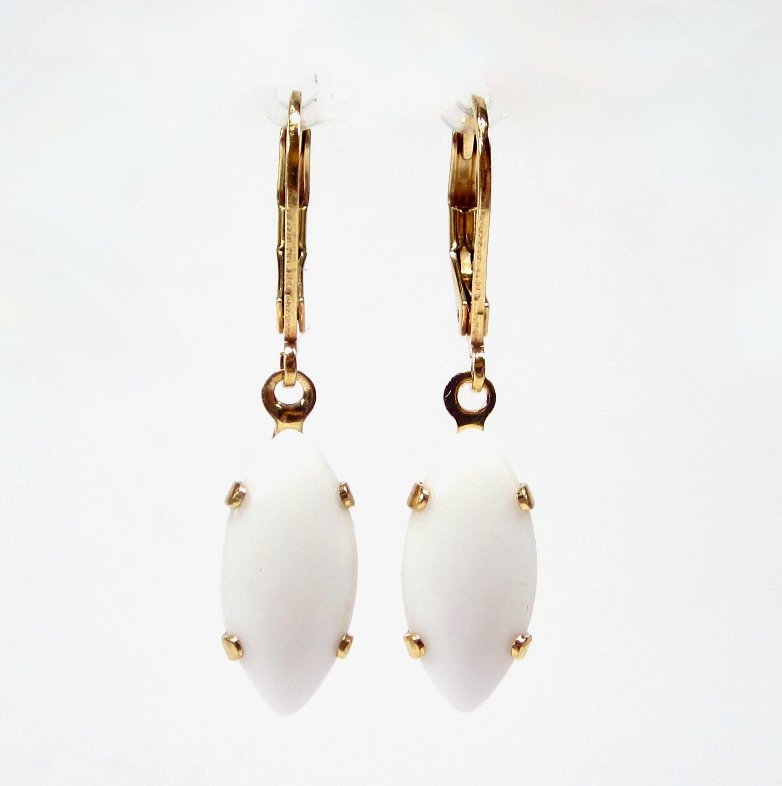 Élégantes boucles d'oreilles pendantes bohèmes vintage dorées et blanches, ornées de pierres en verre de Bohême, fabriquées à Cologne, en Allemagne.