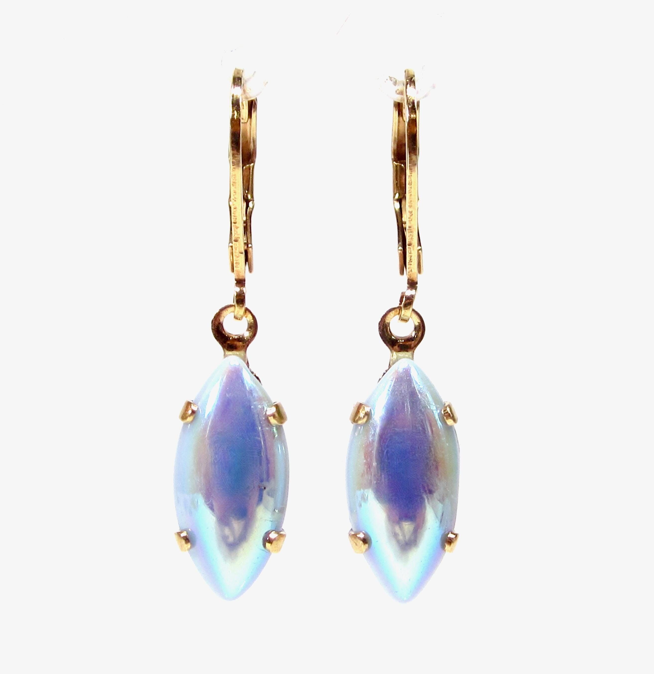 Boucles d'oreilles pendantes bohèmes vintage uniques, or et bleu, navette aurore boréale, en pierre de verre bohème, fabriquées à Cologne, en Allemagne.