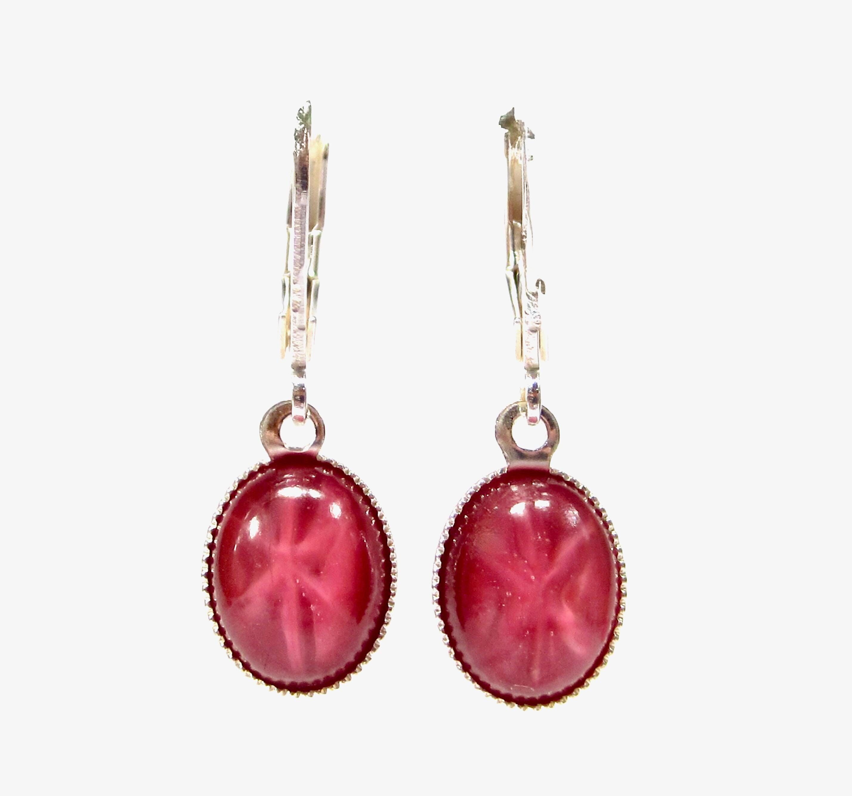 Adorables petites boucles d'oreilles ovales en forme d'étoile rose, style vintage années 1960, cabochon en verre, fabriquées à la main à Cologne.