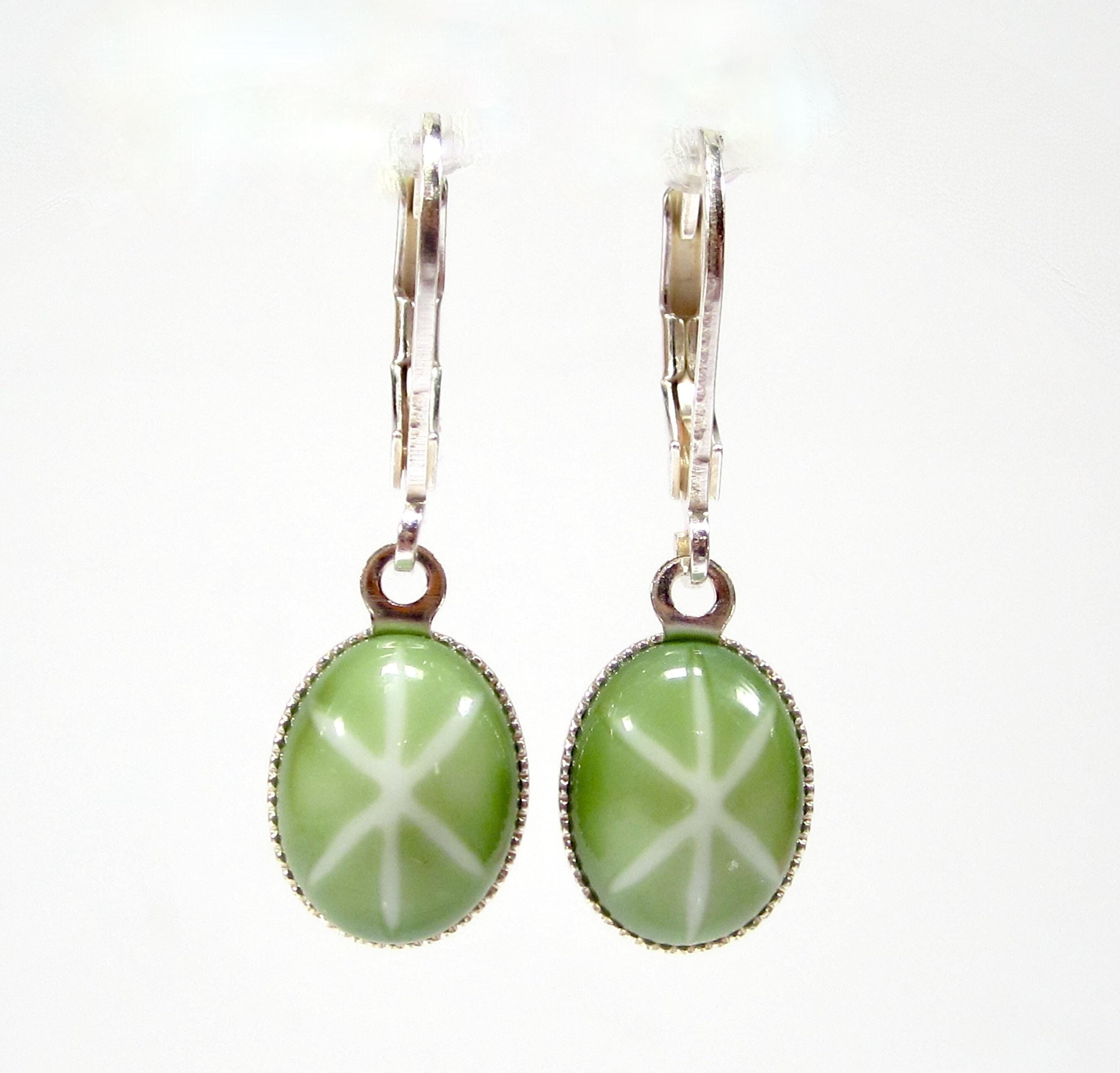 Adorables petites boucles d'oreilles pendantes en forme d'étoile verte, ovales, style vintage années 1960, cabochon en verre, fabriquées à la main à Cologne