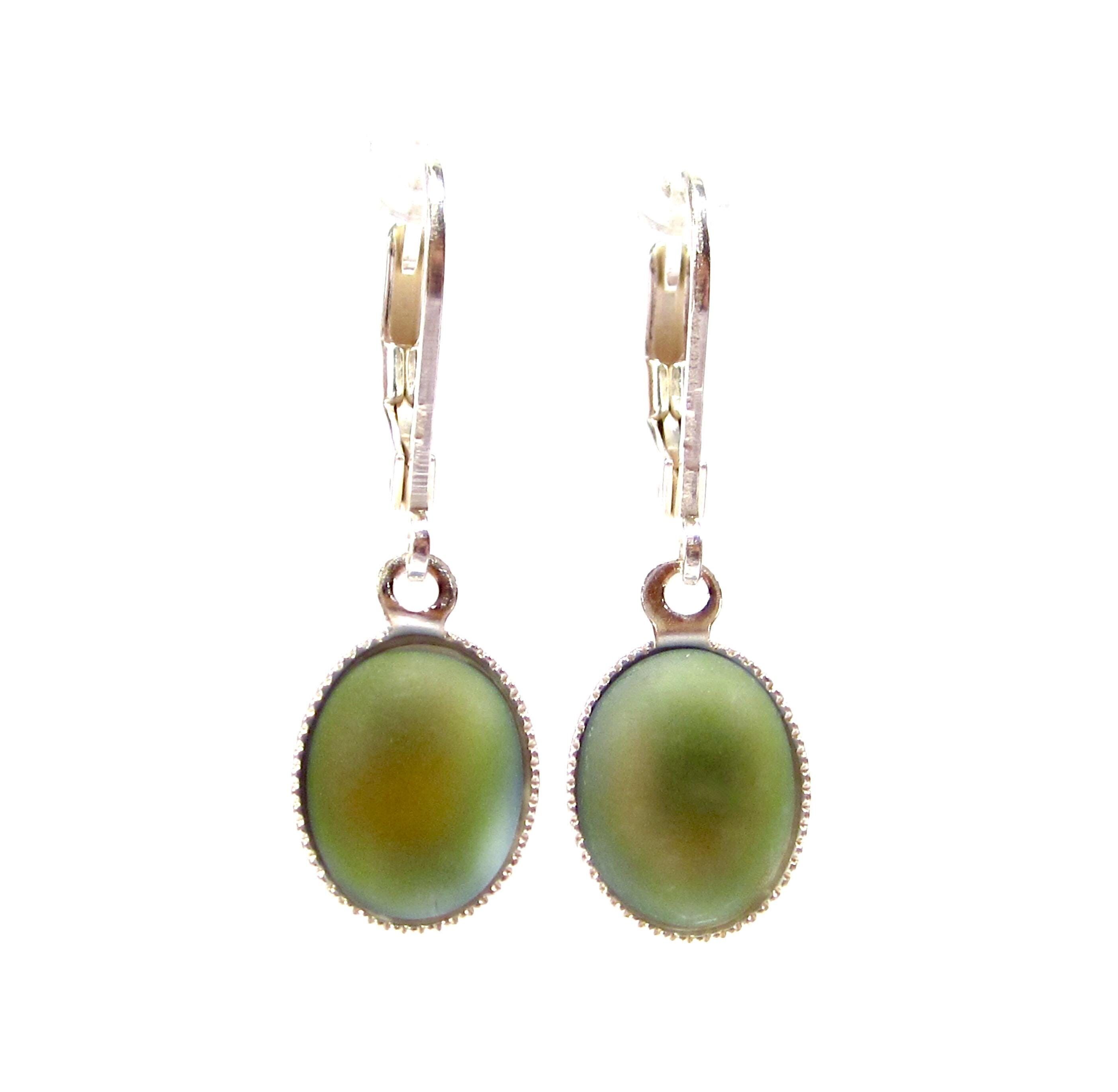Boucles d'oreilles pendantes ovales uniques, petites, vert et jaune mat, vintage années 1960, cabochon en verre, fabriquées à la main à Cologne