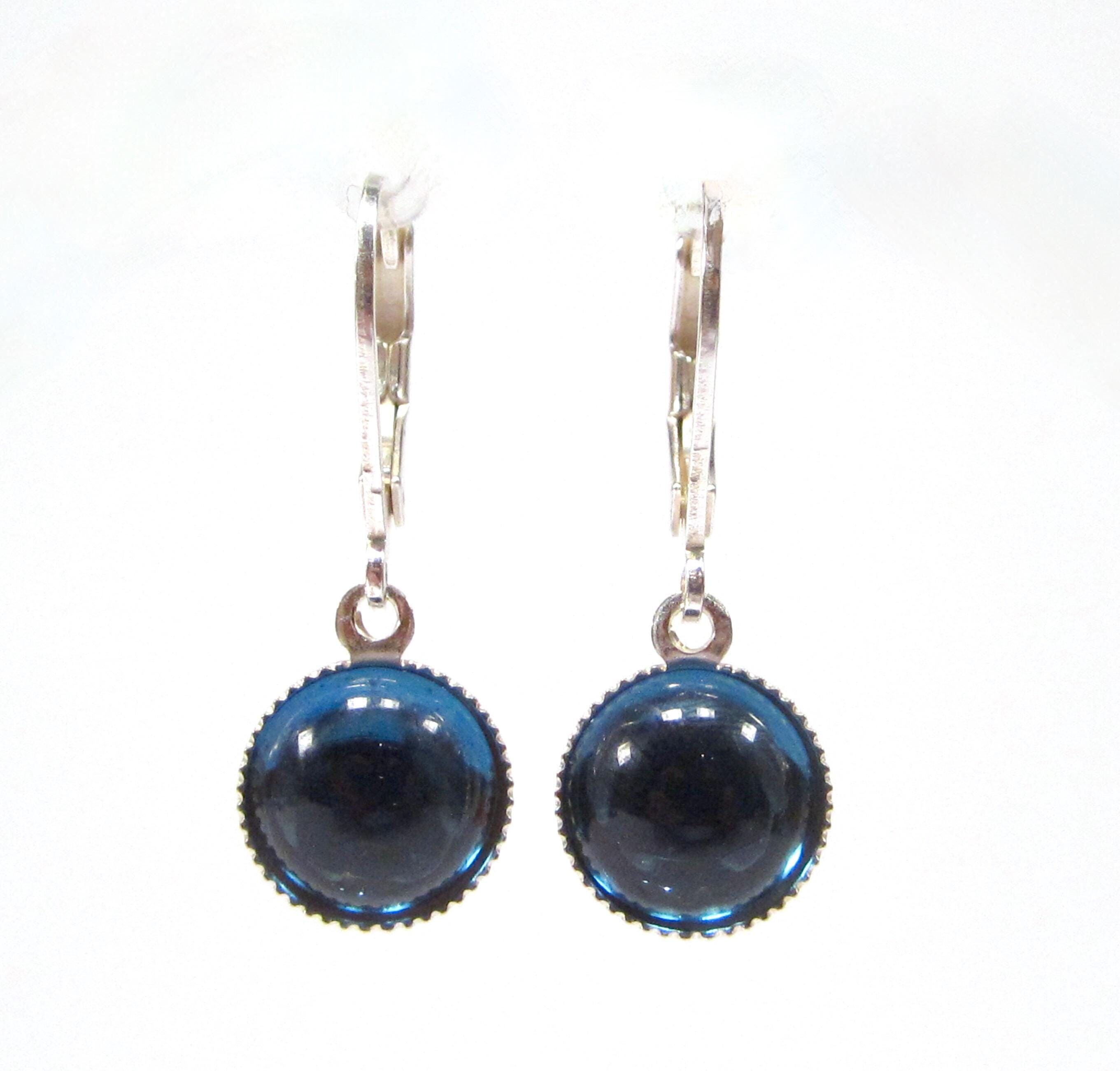 Boucles d'oreilles pendantes bleu clair et argent, discrètes, inspirées du style vintage des années 1960, avec pierre en verre et cabochon argenté véritable, fabriquées à la main à Cologne.