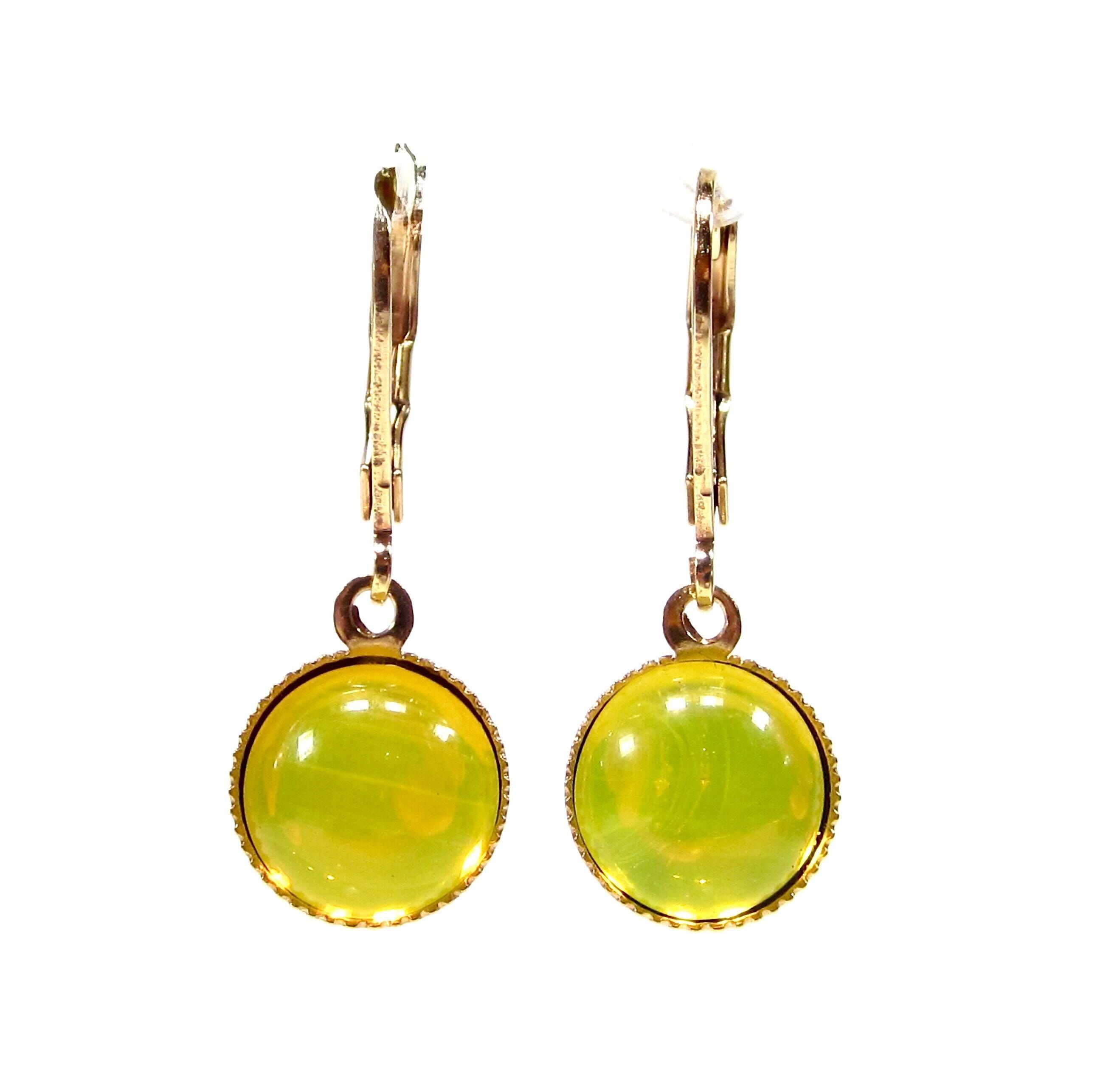 Petites boucles d'oreilles pendantes en or jaune, discrètes, style vintage années 1960, pierre en verre, cabochon plaqué or véritable, fabriquées à la main à Cologne