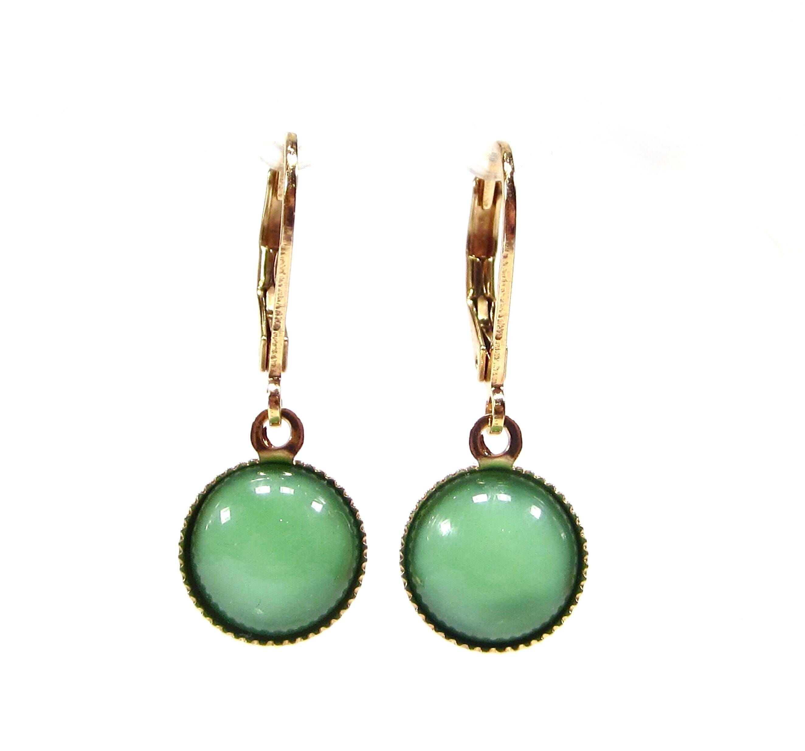 Petites boucles d'oreilles pendantes vertes et dorées, discrètes, style vintage années 1960, pierre en verre, cabochon plaqué or véritable, fabriquées à la main à Cologne