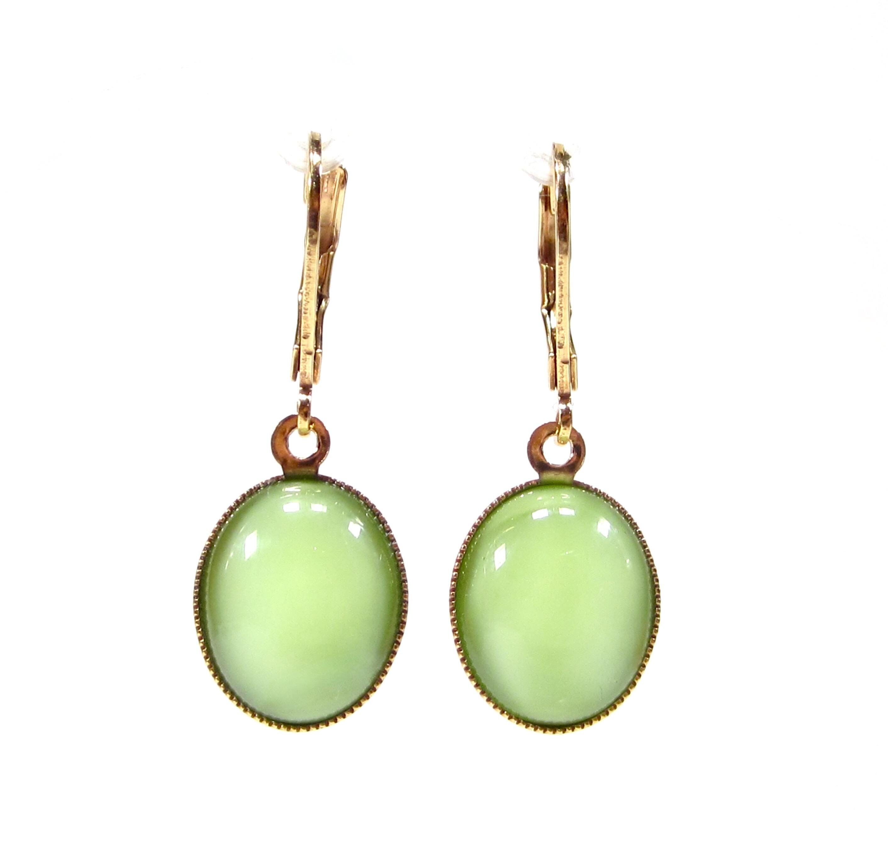 Boucles d'oreilles pendantes ovales vertes et dorées, style vintage années 1960, pierre en verre, cabochon plaqué or véritable, fabriquées à la main à Cologne
