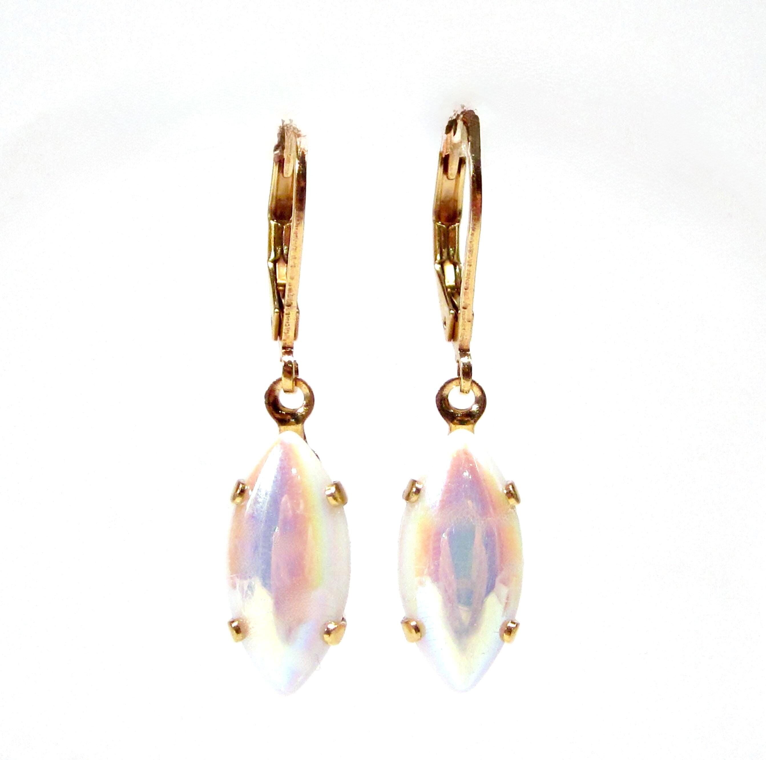 Boucles d'oreilles pendantes bohèmes vintage uniques, or et blanc, style navette, ornées de pierres en verre bohème et d'un effet aurore boréale. Fabriquées à Cologne, en Allemagne.