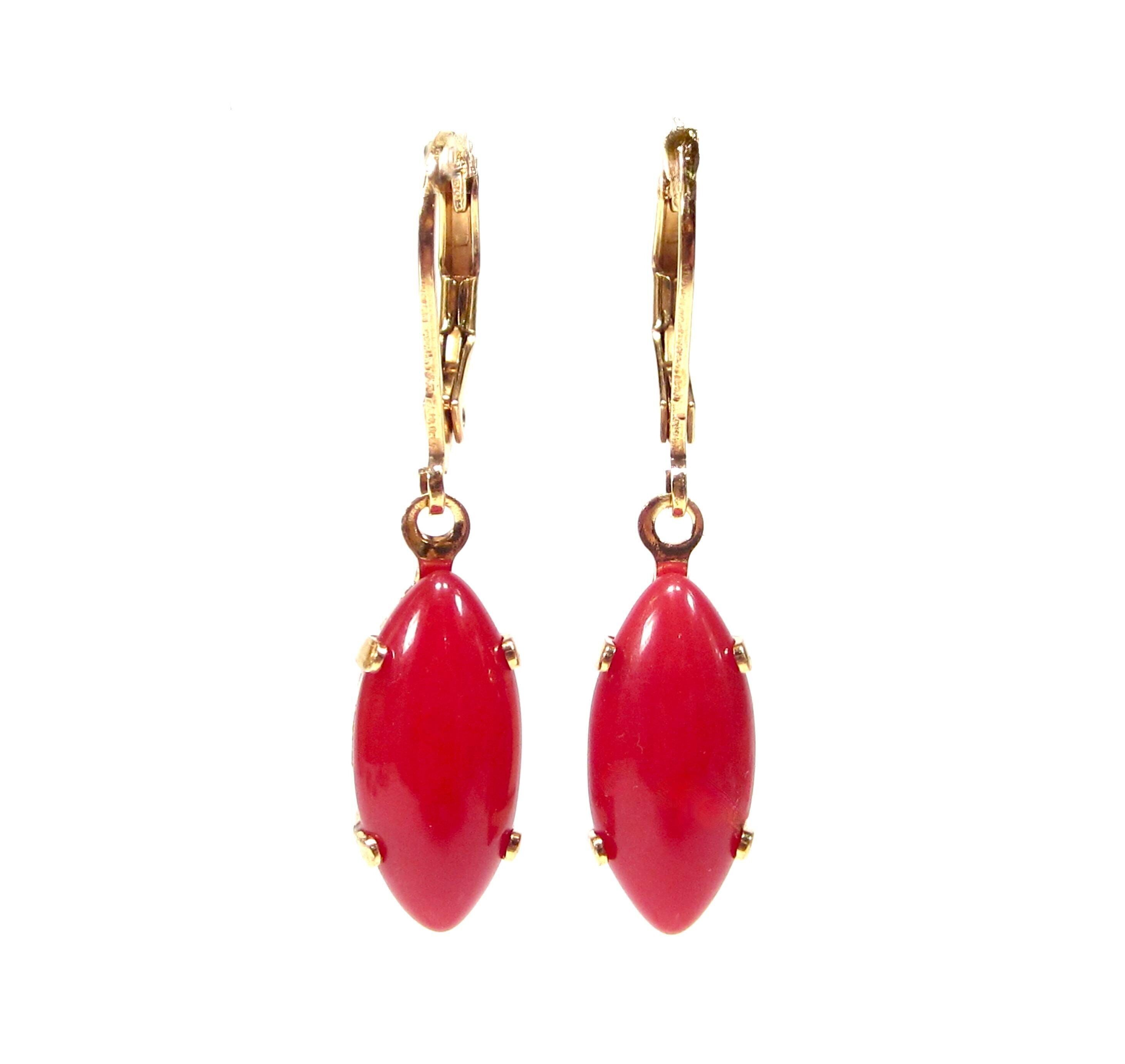 Élégantes boucles d'oreilles pendantes navette bohèmes vintage or et rouge, ornées de pierres en or et en verre, fabriquées à Cologne, en Allemagne.