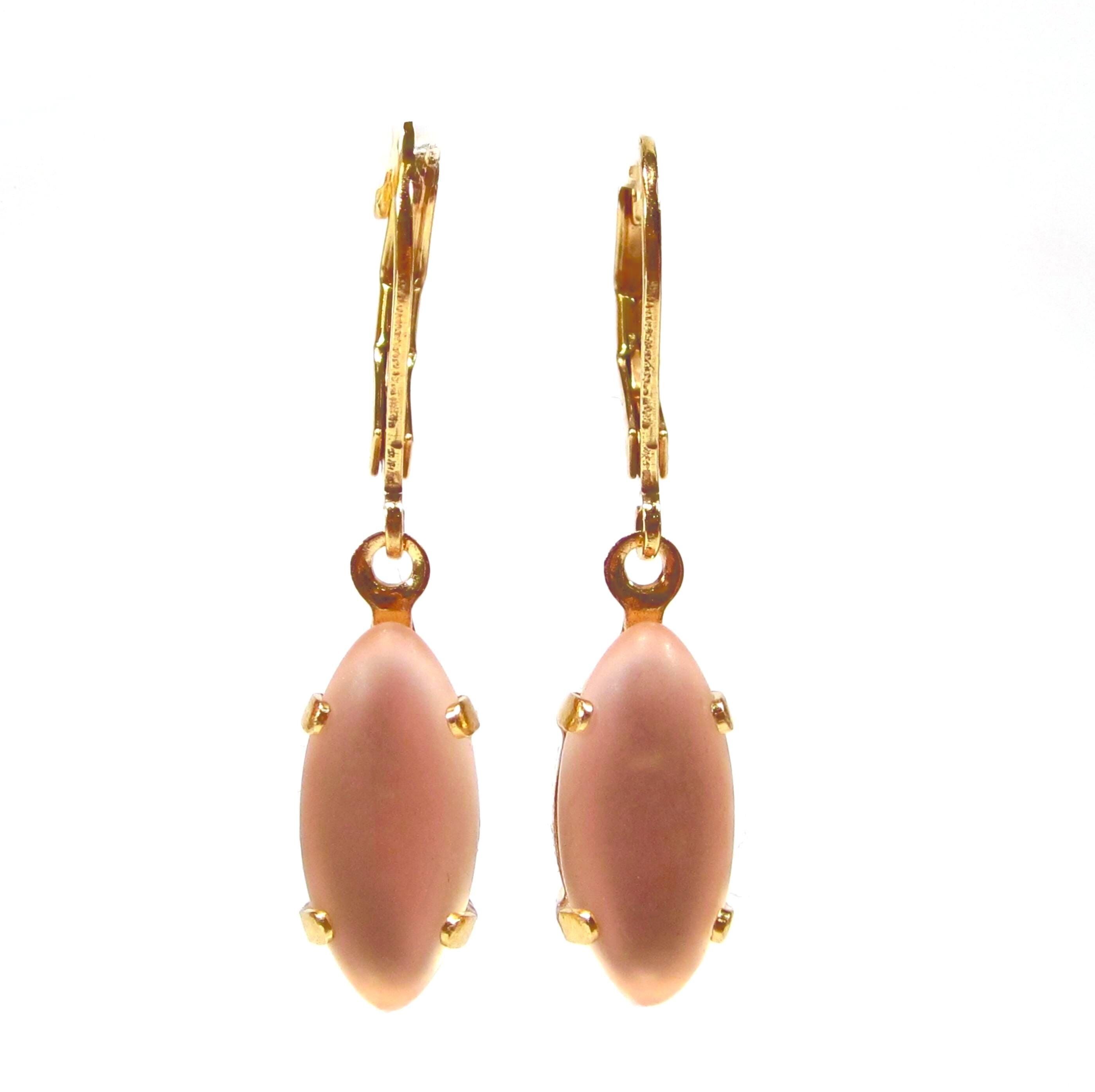 Élégantes boucles d'oreilles pendantes bohèmes vintage en or rose mat, monture navette or pêche, pierres de verre bohèmes, fabriquées à Cologne, en Allemagne.