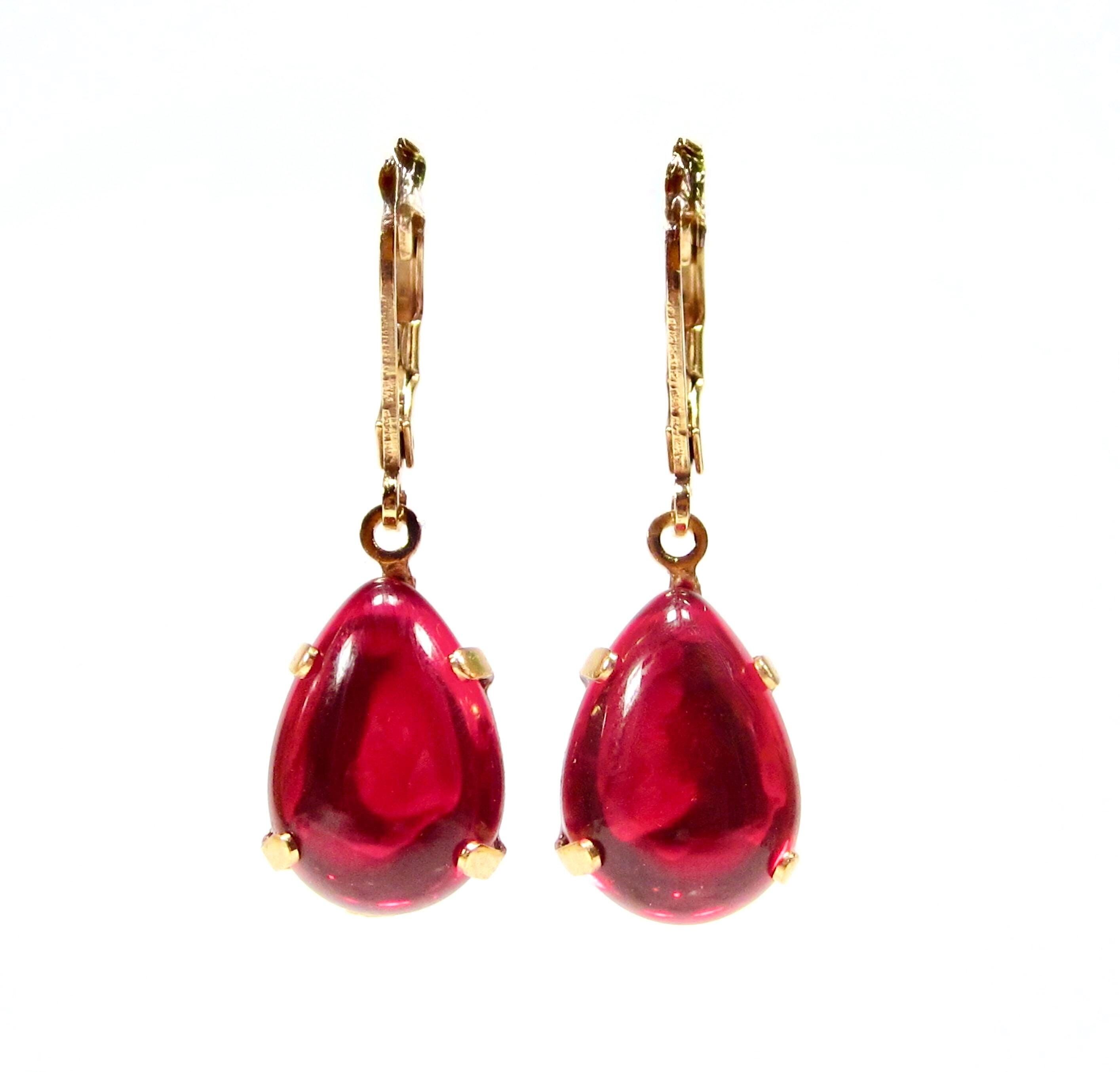 Magnifiques boucles d'oreilles en verre avec des gouttes en verre vintage, plaquées or, pendentifs rouge foncé, en verre antique fait main.