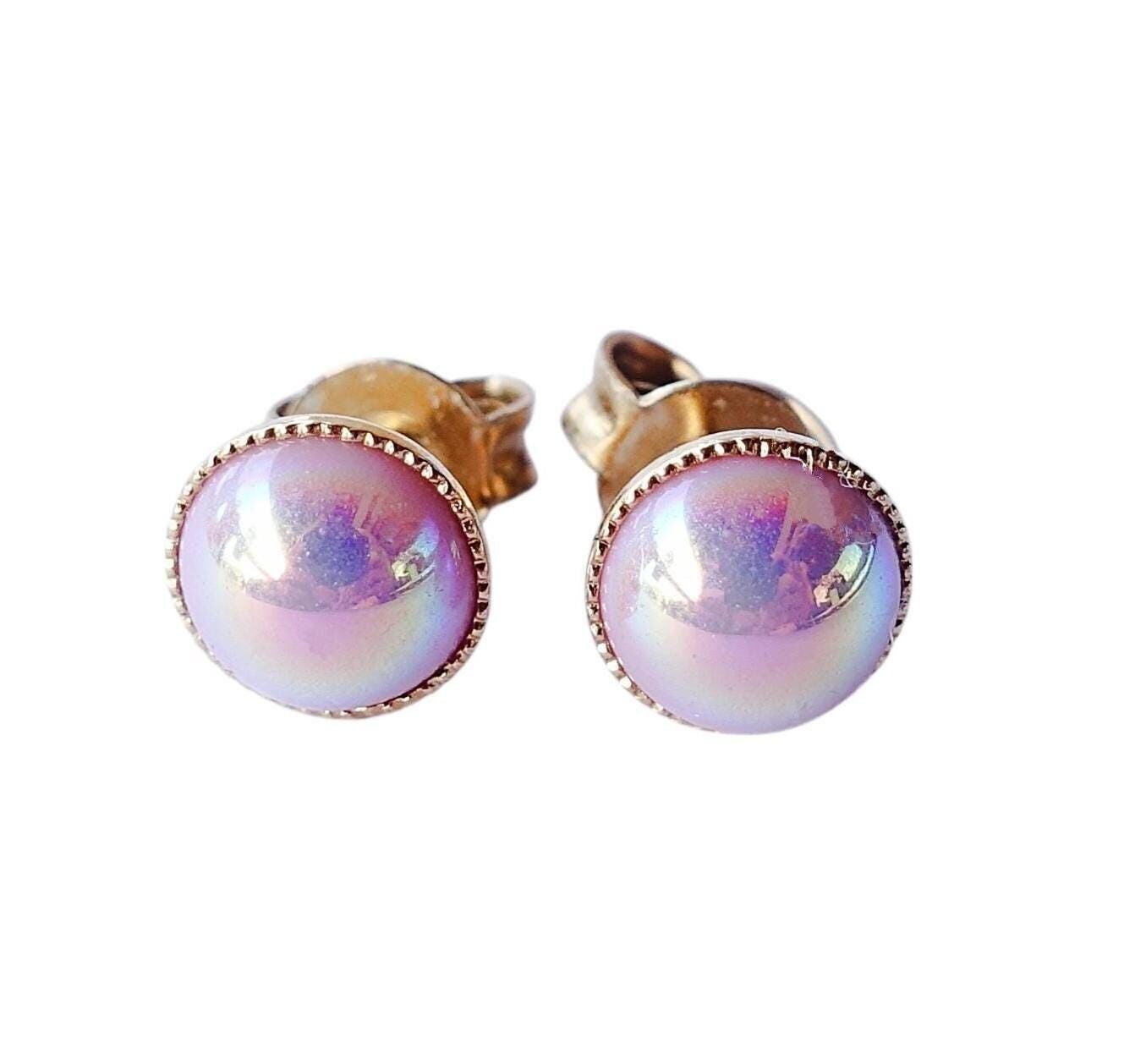 Boucles d'oreilles puces en verre opale rose aurore boréale, style vintage années 1960, pierres en verre plaqué or 7 mm, fabriquées à la main à Cologne, en Allemagne.