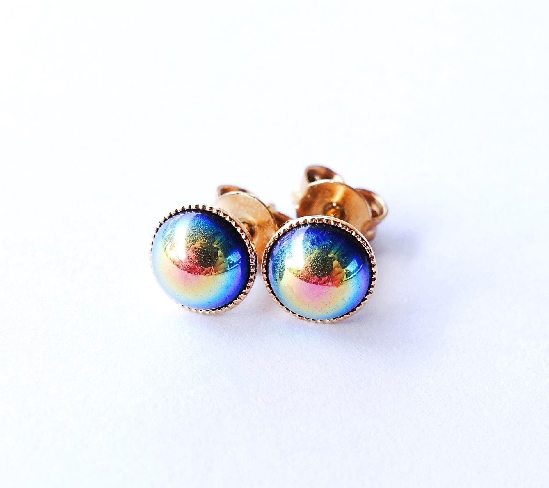 Boucles d'oreilles puces en or arc-en-ciel, style vintage années 1960, en verre opale bleu et rose aurore boréale, plaquées or, 7 mm, fabriquées à la main en Allemagne.