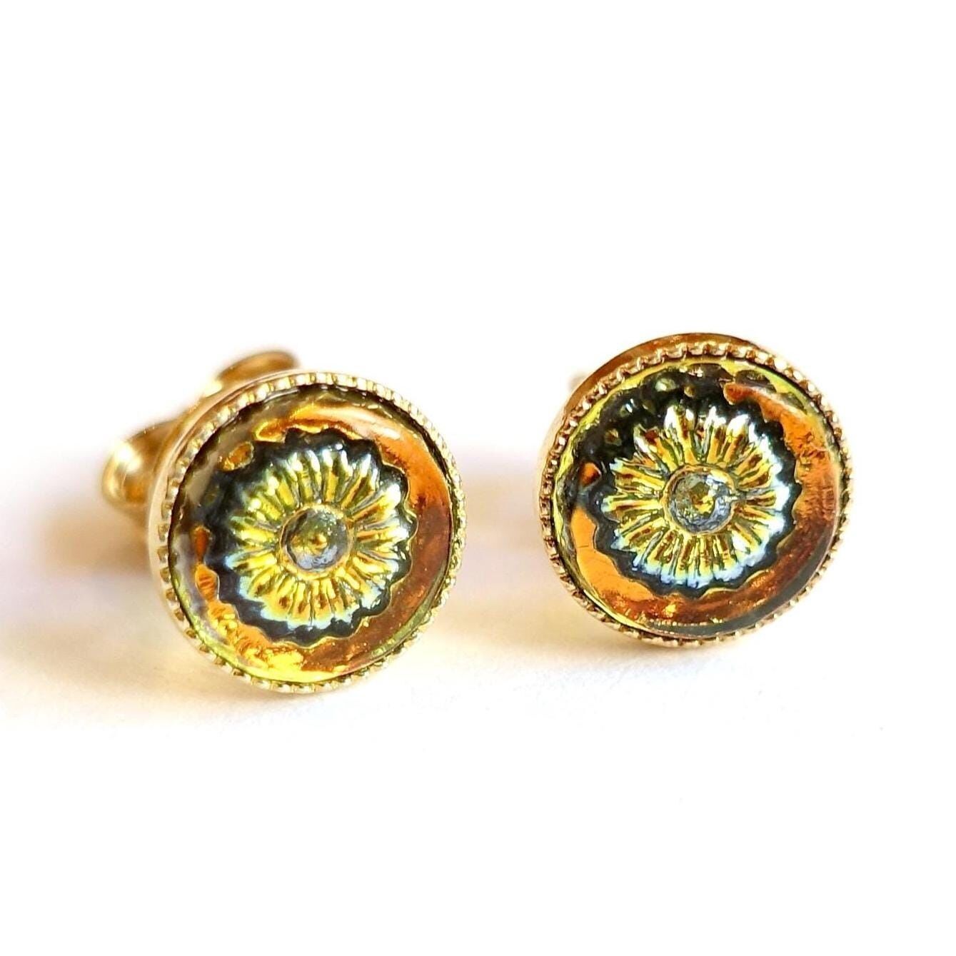 Adorables petites boucles d'oreilles puces en forme de fleur dorée, style vintage années 1970, en verre, pierres de verre artisanales, fleur de marguerite de 8 mm, fabriquées à la main à Cologne, en Allemagne.