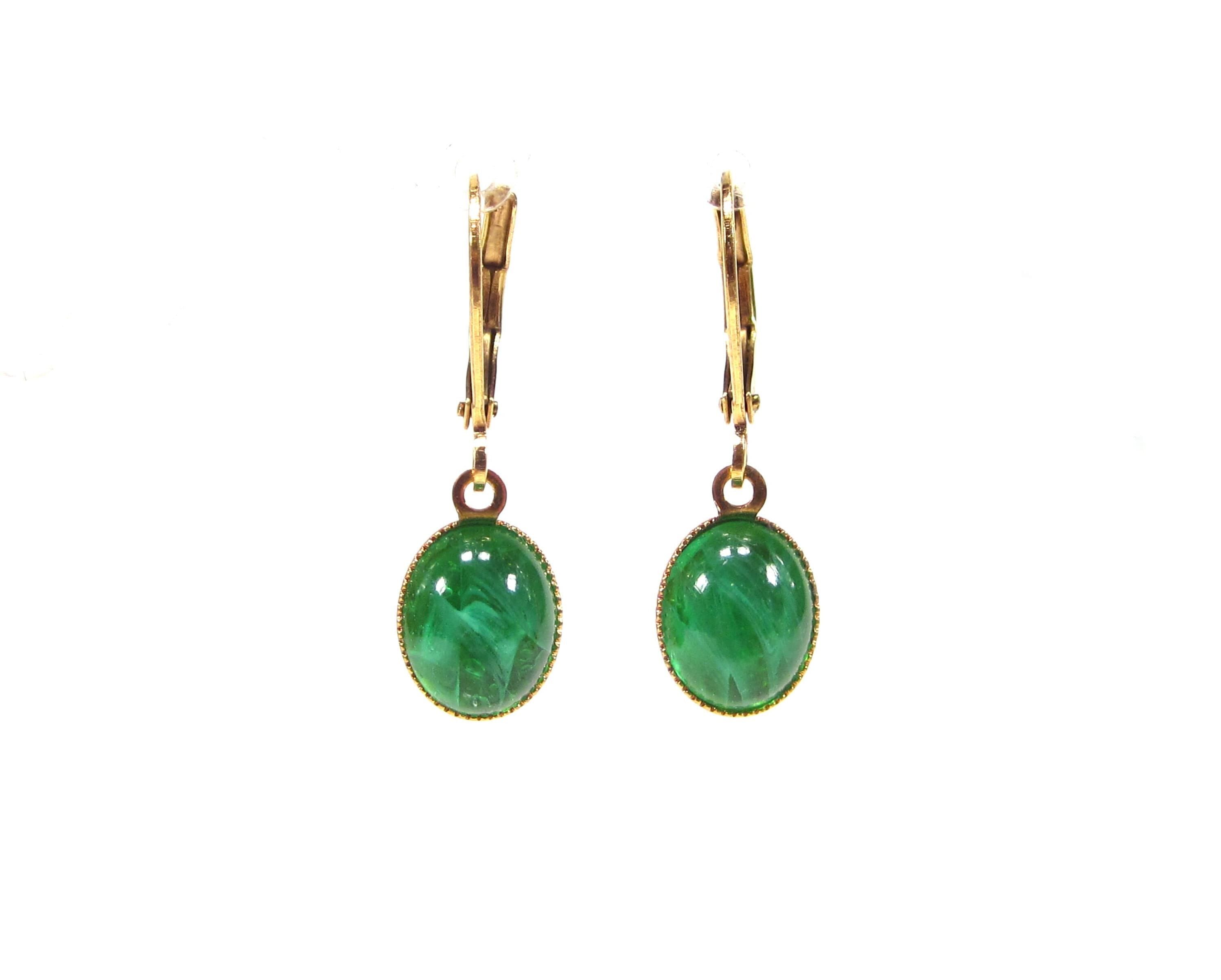 Orecchini pendenti ovali verdi SoHo®, placcati in oro vero, vintage anni '60, pietra di vetro cabochon verde, fatti a mano a Colonia