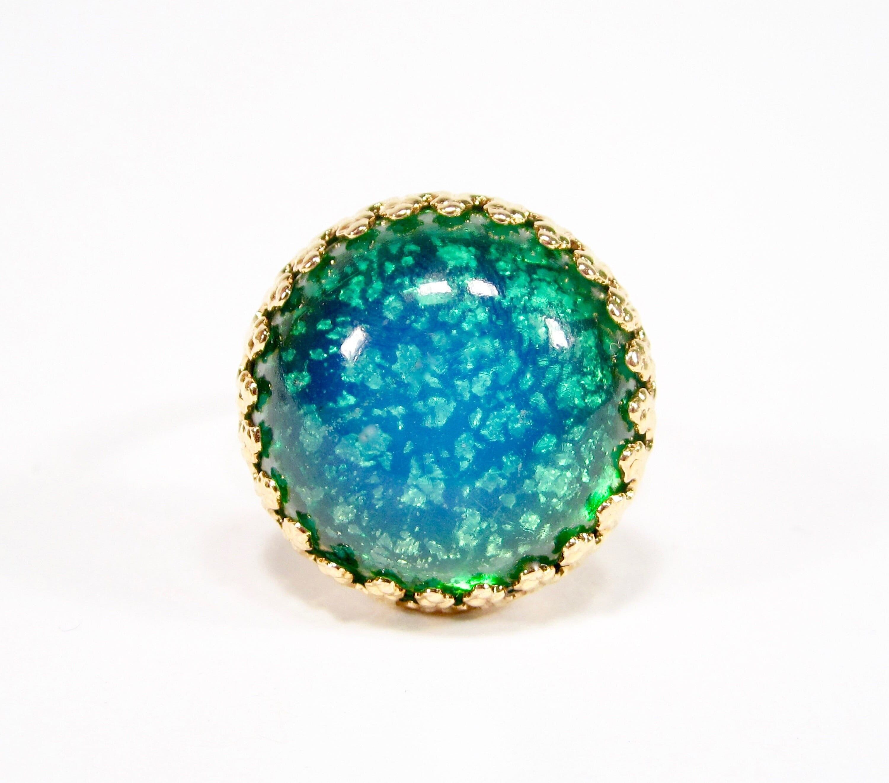 Anello vintage in opale, oro, verde, blu, cabochon in vetro di Boemia, 18 mm, opale di fuoco, pietra in vetro di Boemia fatta a mano, anni '60, fatto a mano a Colonia