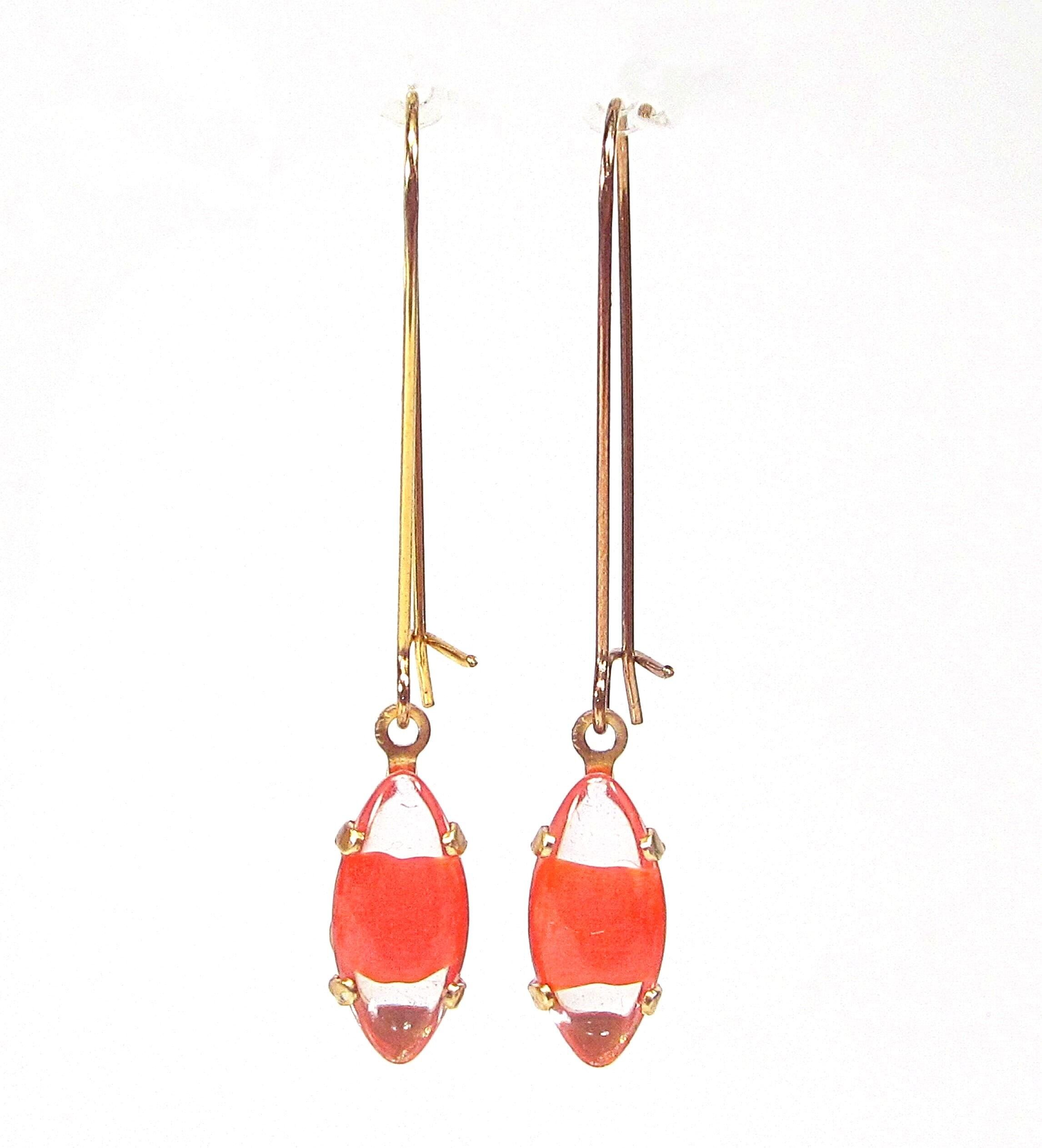 Eleganti orecchini color corallo arancione, orecchini pendenti lunghi in oro, vetro fatto a mano, vintage anni '60