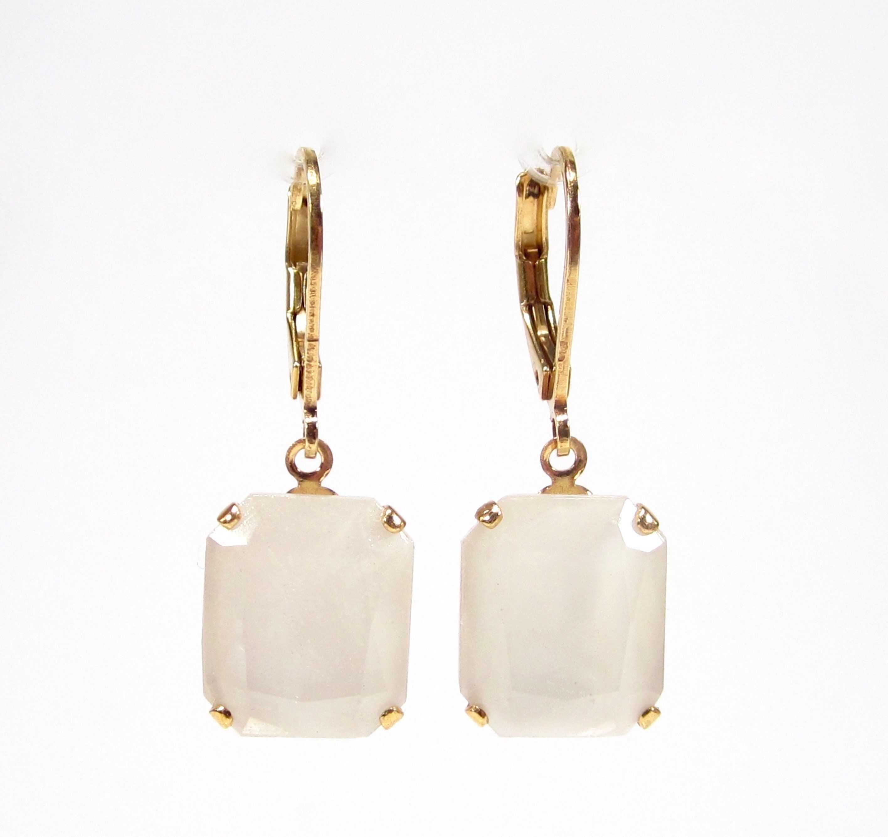 Piccoli orecchini in oro e bianco, vetro sfaccettato fatto a mano, vintage anni '60