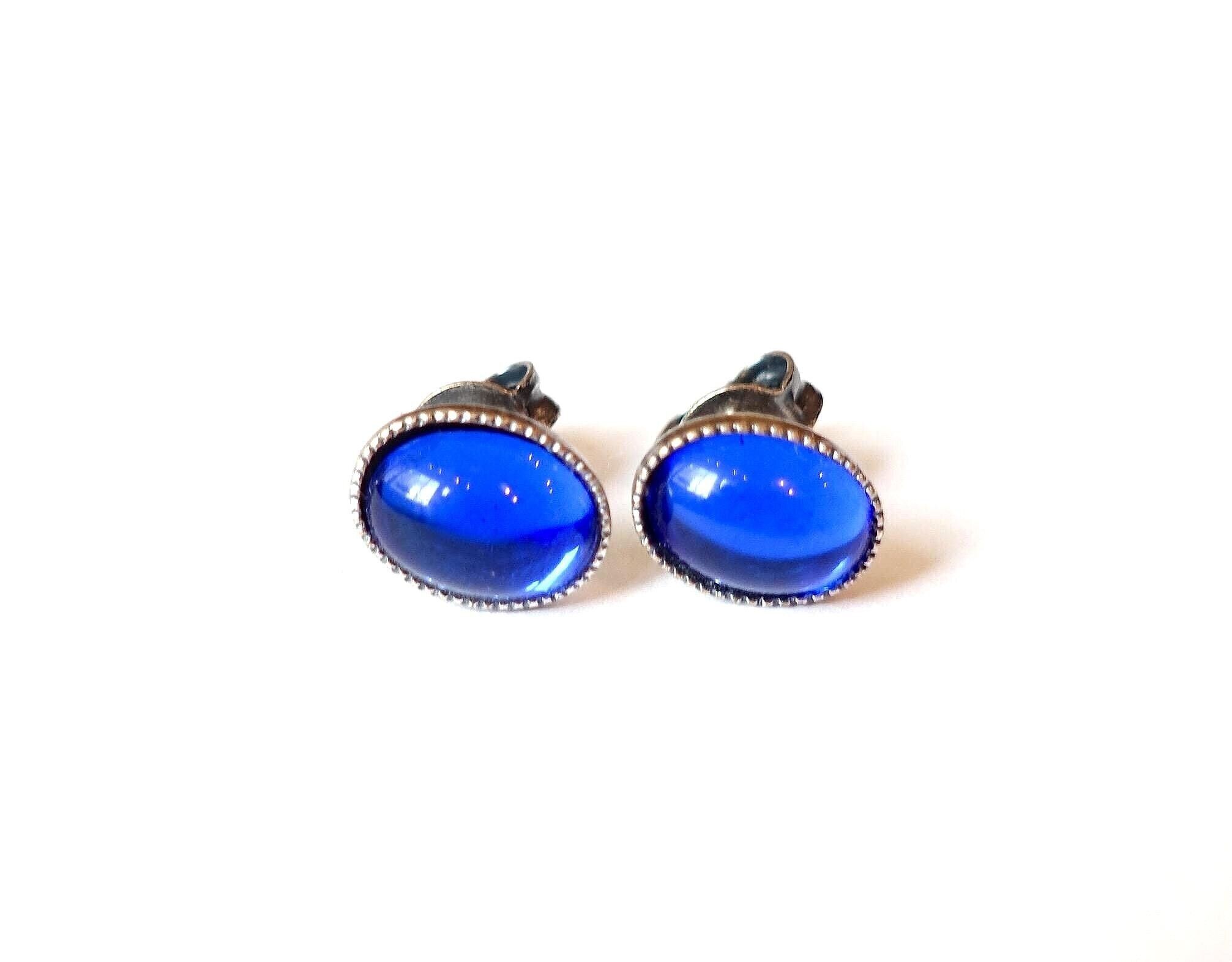 Deliziosi orecchini a bottone cabochon blu, opale scintillante con pietre di vetro fatte a mano, 8x6, argento antico, fatti a mano a Colonia
