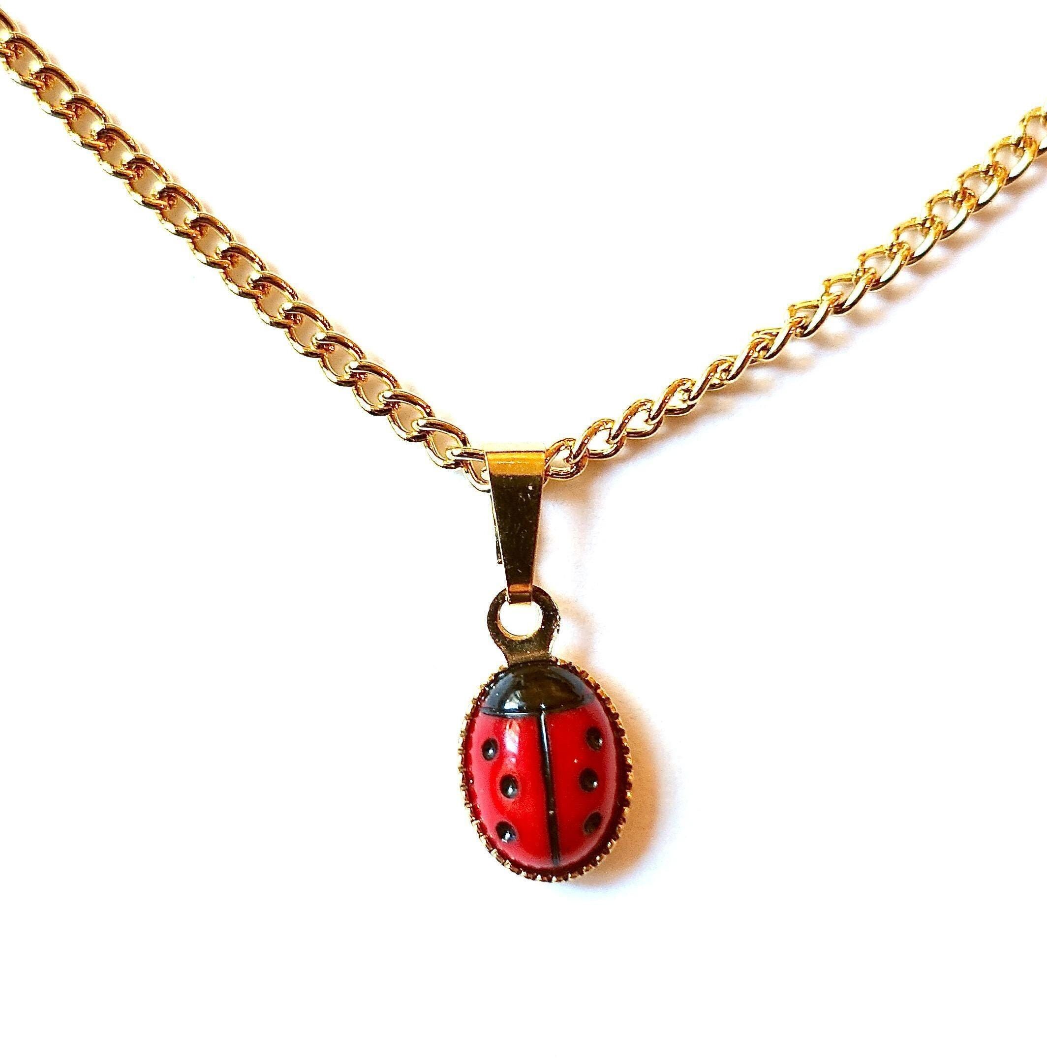 Collana dolce e sobria, portafortuna a forma di coccinella placcata in oro vero, pendente con catena a maglie in oro rosso, realizzata a Colonia