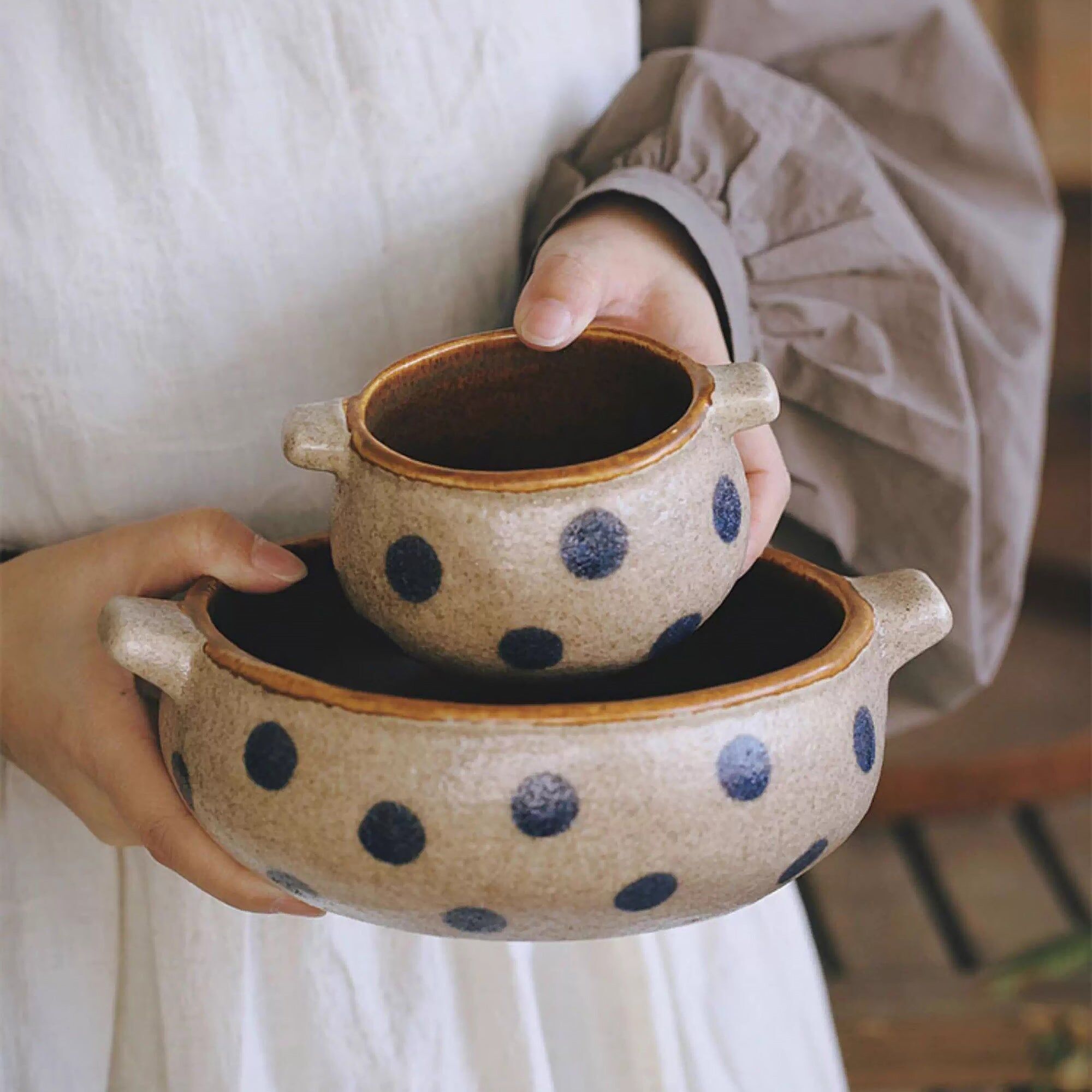Ciotola in ceramica a pois in stile vintage fatta a mano con manici