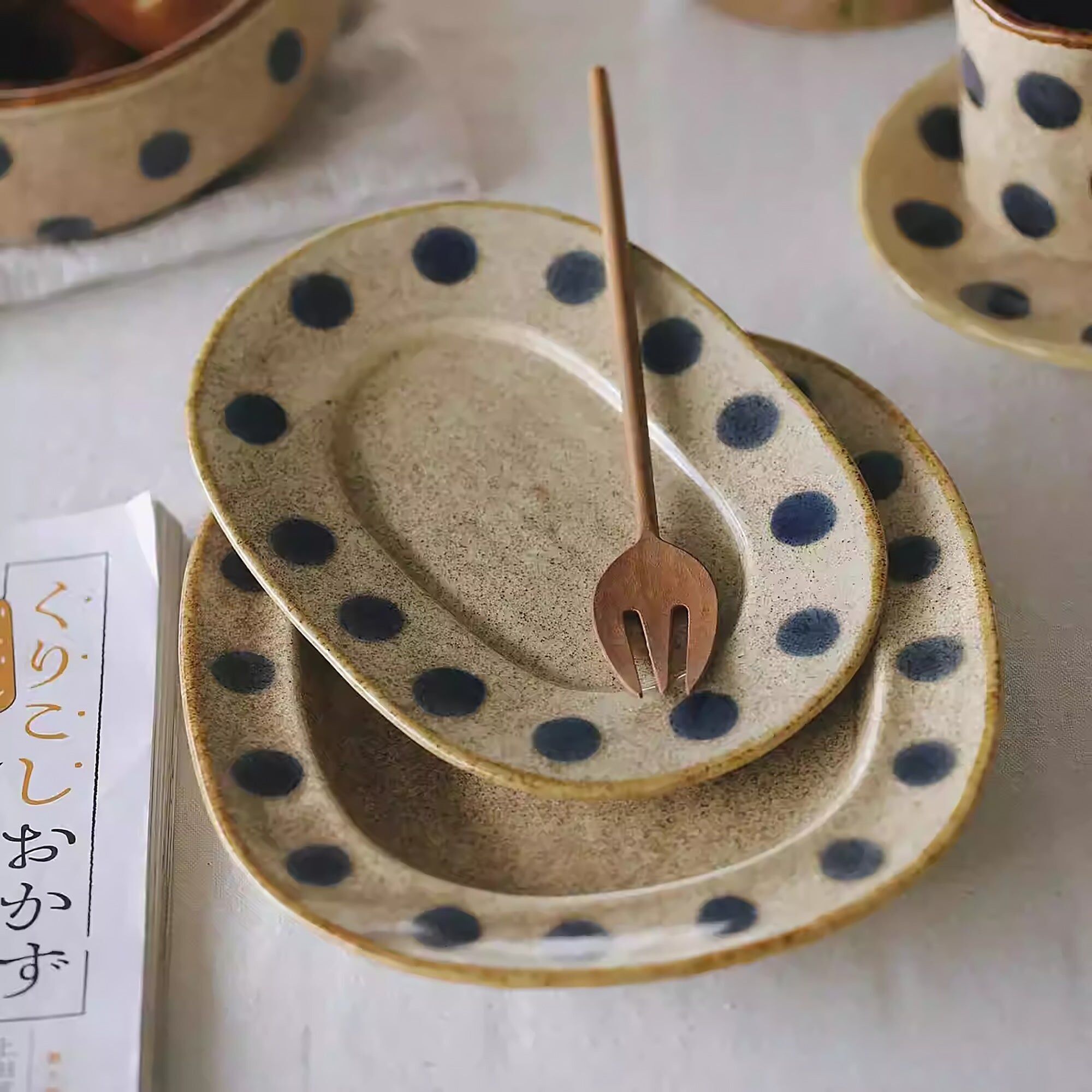 Piatto in ceramica a pois in stile vintage fatto a mano