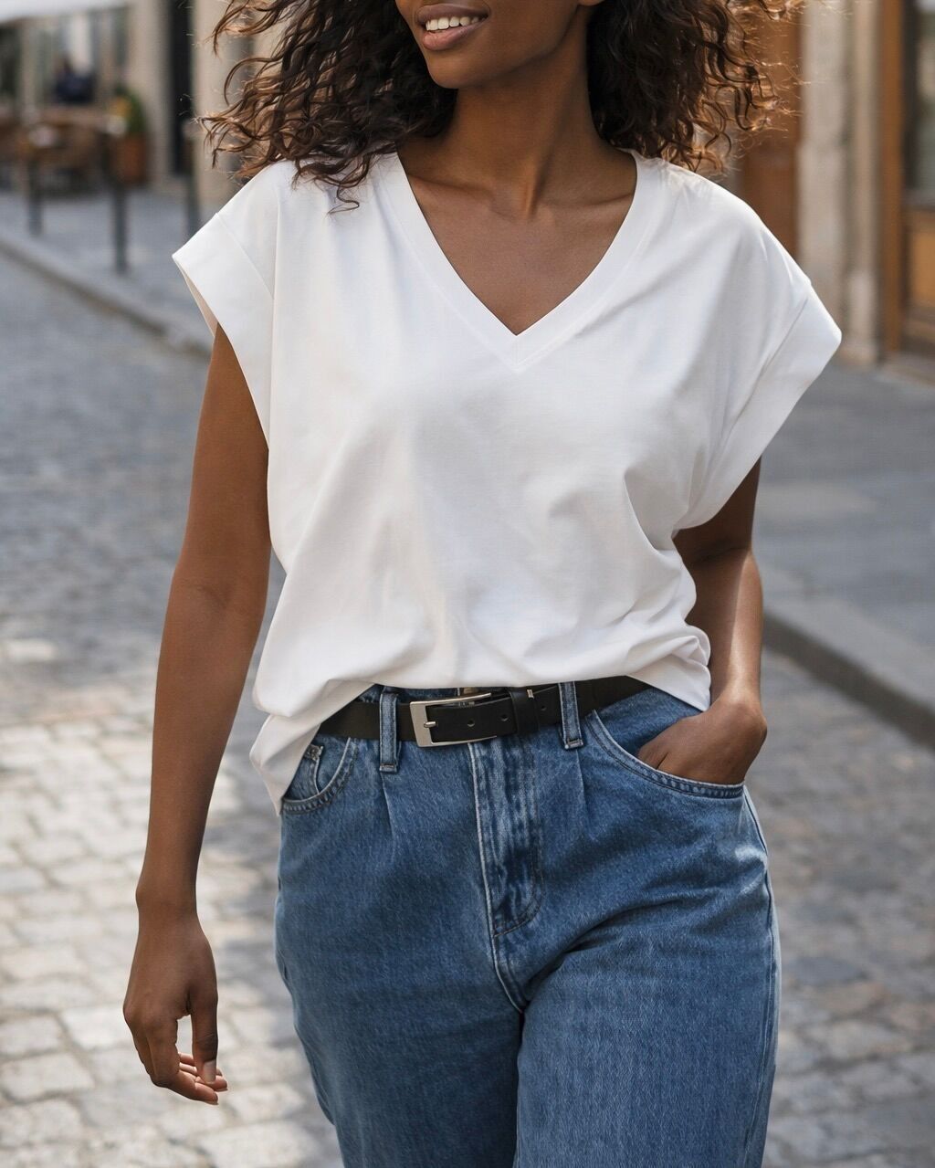 Camiseta blanca de algodón con cuello en V