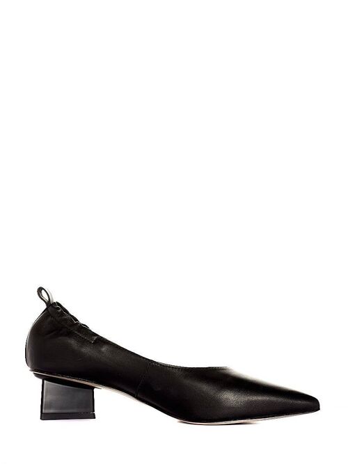 Isabelle black leather pumps