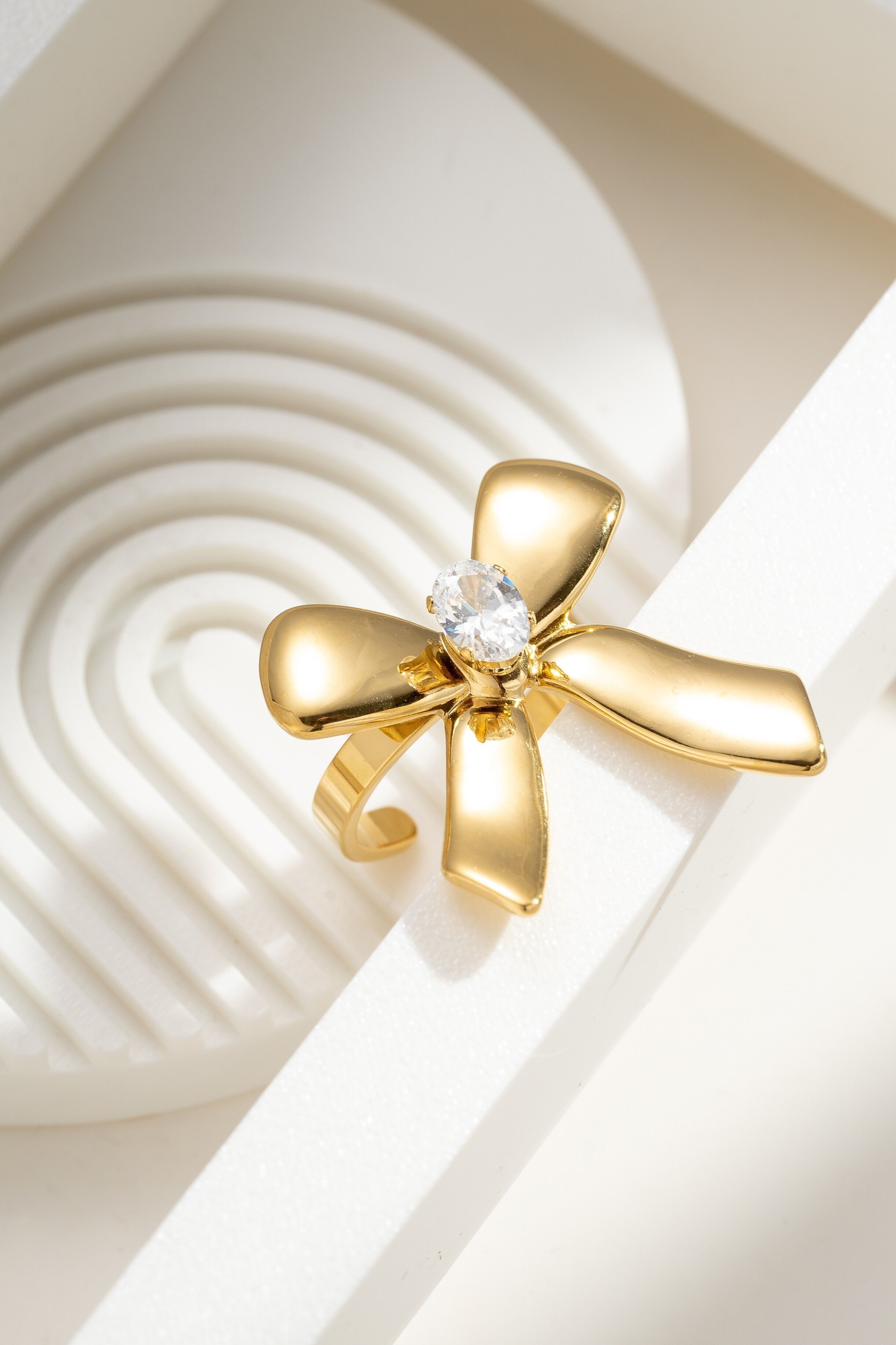 Verstellbarer Knotenring aus Edelstahl mit ovalem Kristall