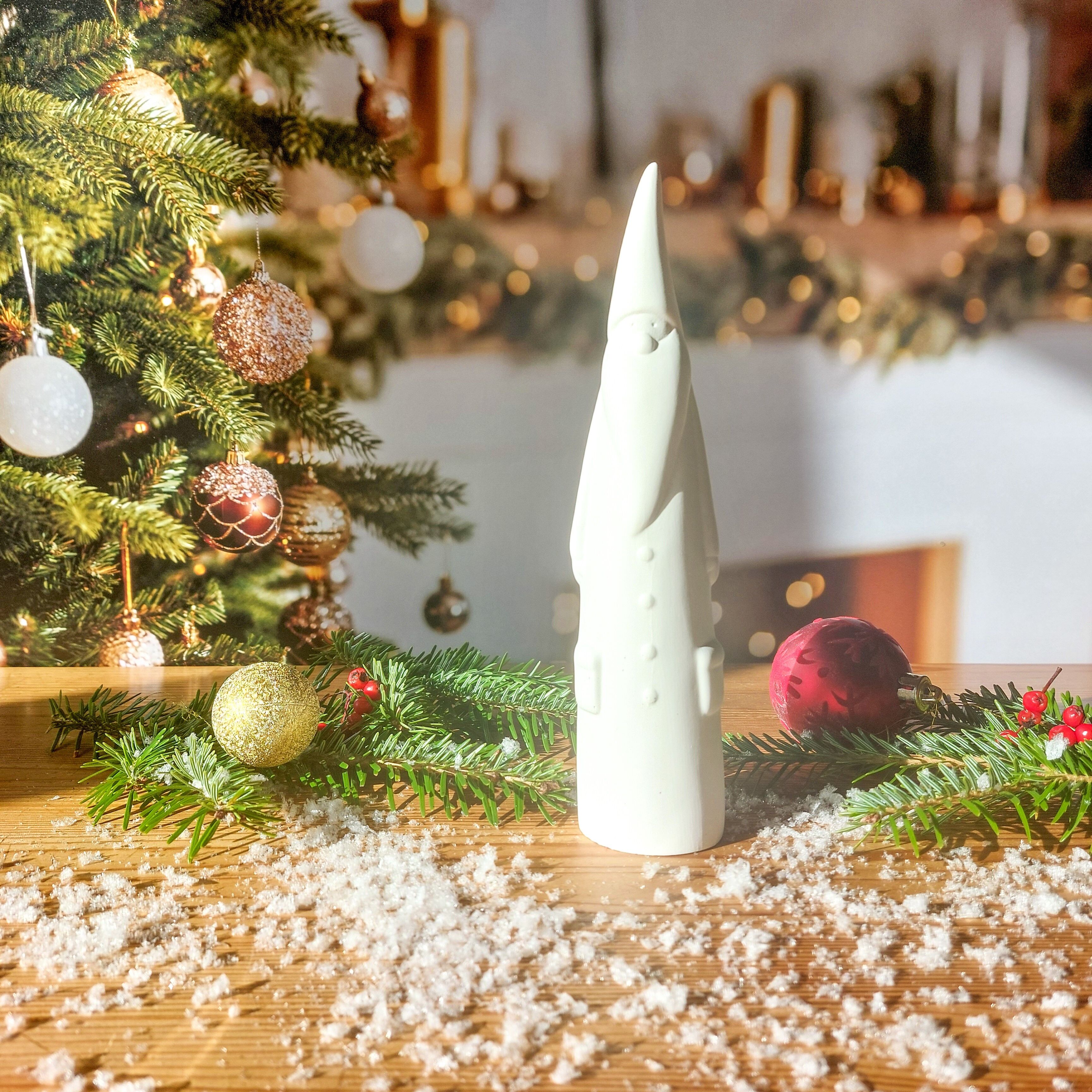 Minimalist white Santa Claus – Clean-lined decoration 23 cm – Handmade ceramic powder sculpture – Elegant and modern Christmas decoration