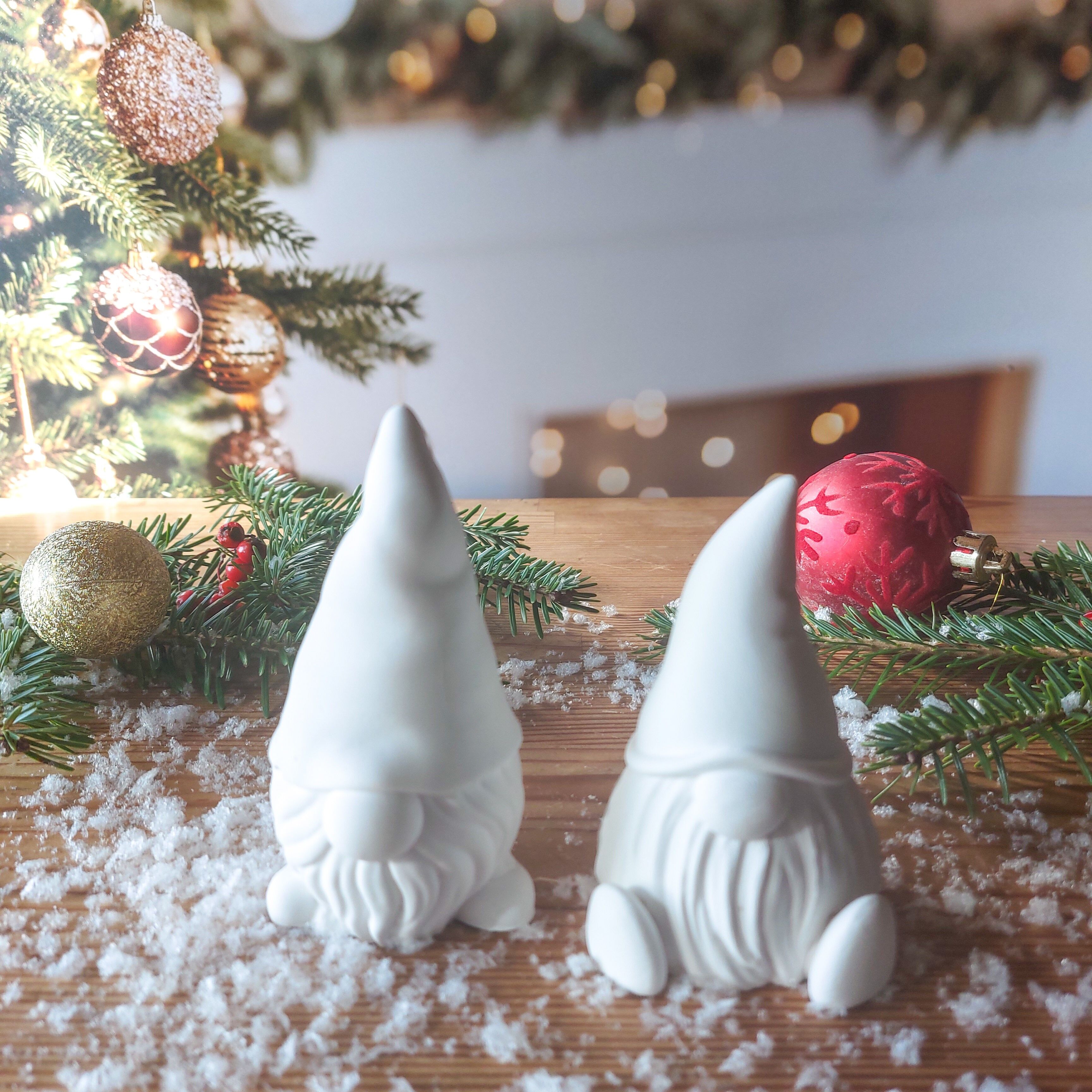 Minimalist ceramic Christmas elf – 2 models: seated (8 cm) or wearing a hat (10 cm) – Clean and elegant white decoration