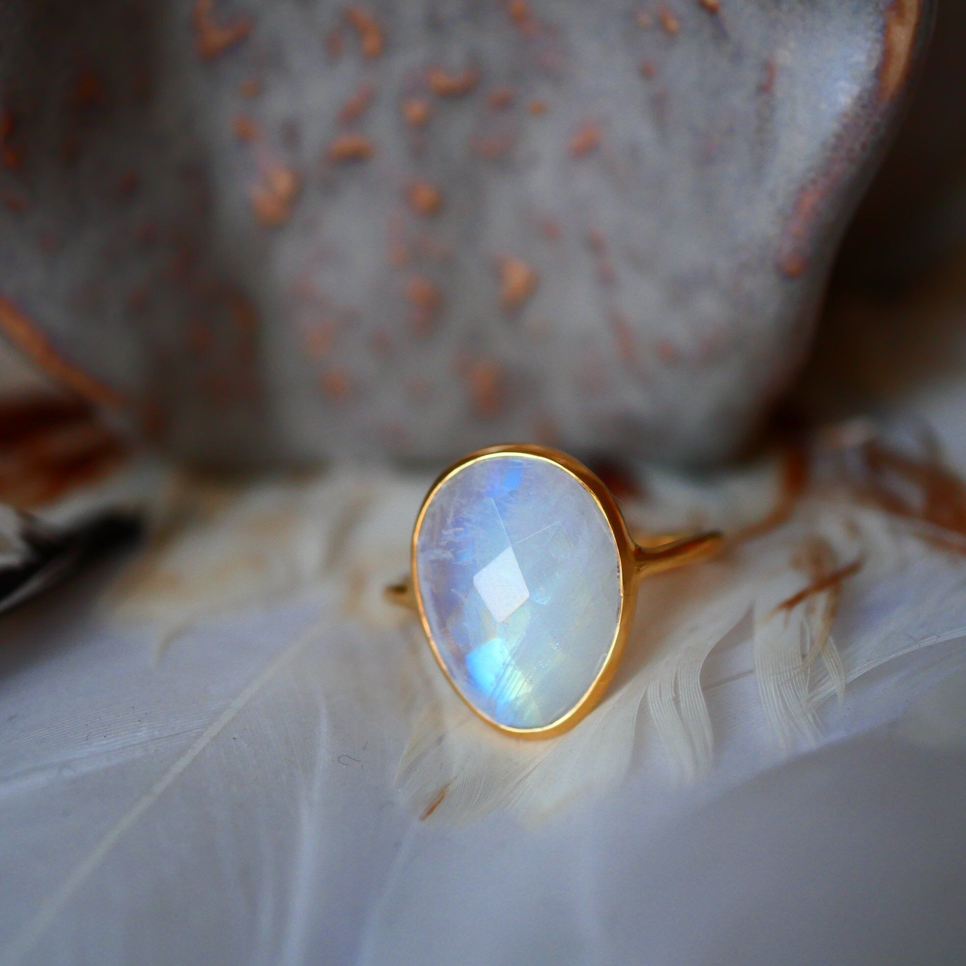 Anello regolabile con pietra di luna arcobaleno | Mukti | Sacro femminile