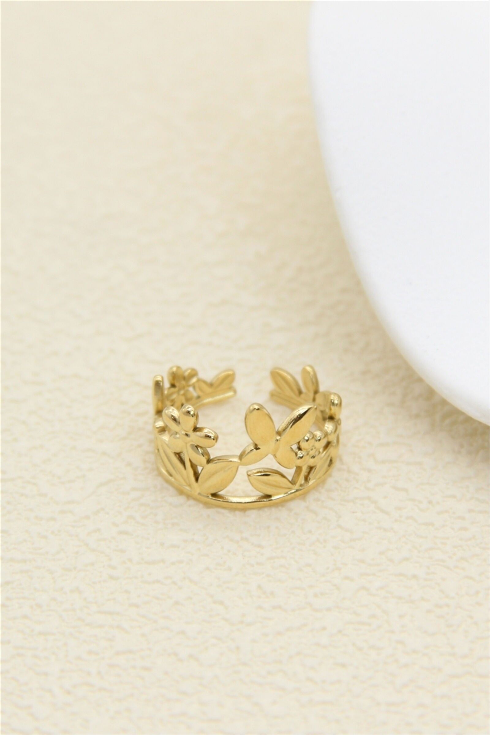 Goldfarbener, durchbrochener Blumenring – elegantes florales Design aus Edelstahl