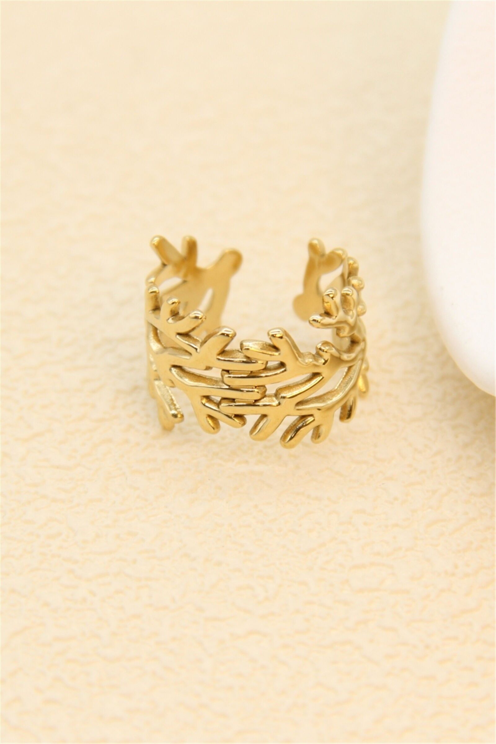 Gold ring with openwork foliage – natural and elegant design in stainless steel