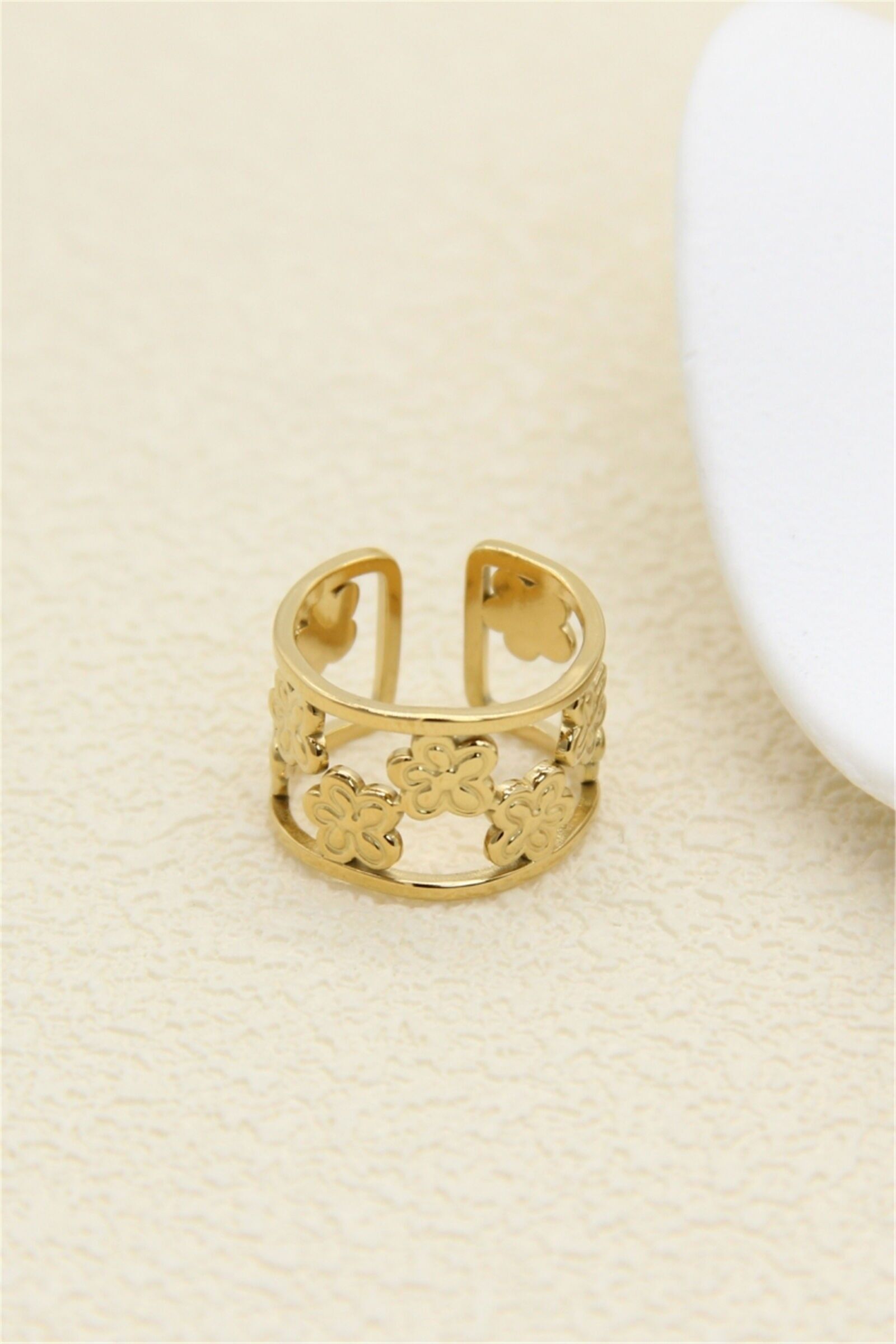 Vergoldeter, durchbrochener Kleeblattring – schickes Glücksbringer-Design aus Edelstahl