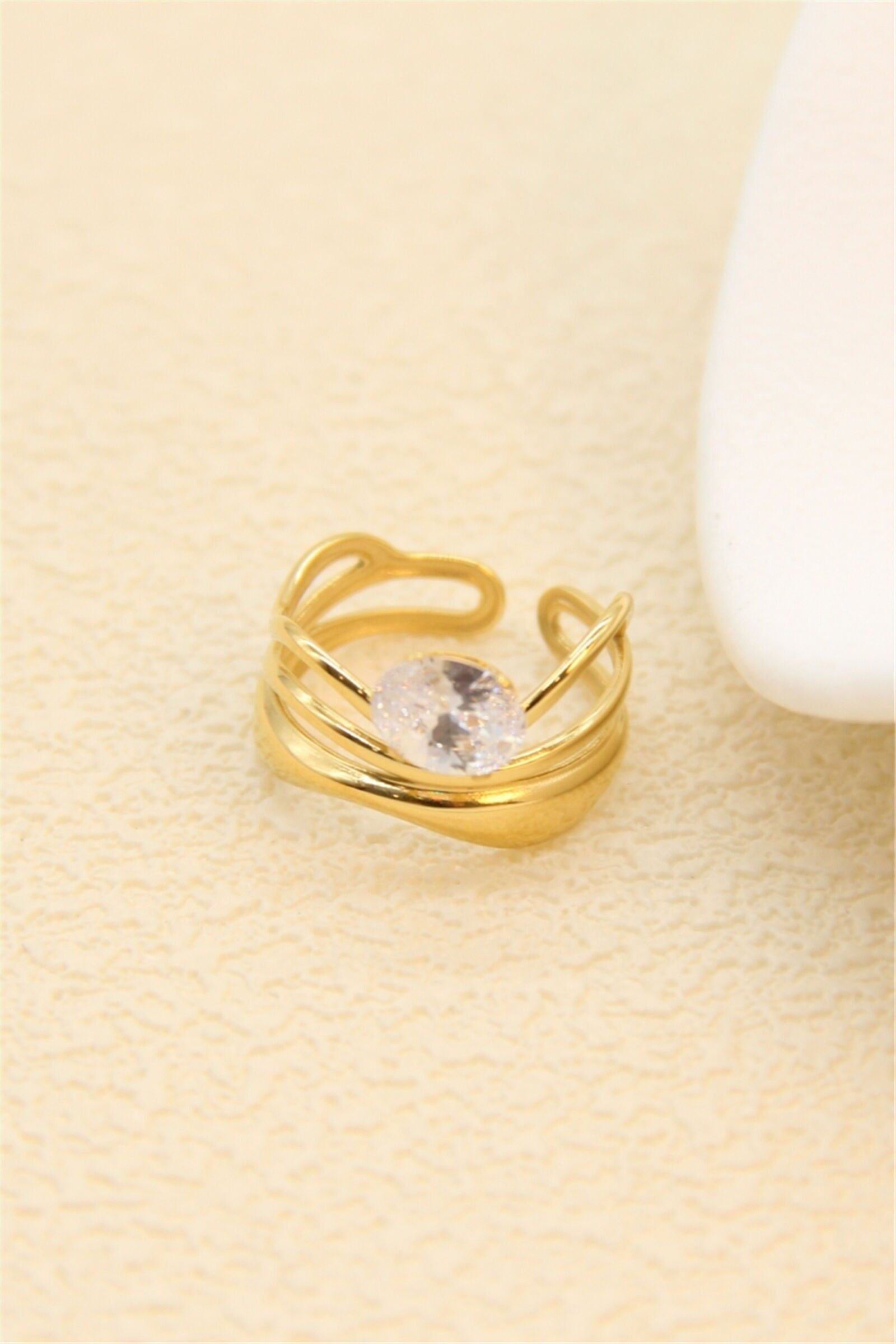 Ring mit Zirkonkristall – strahlende Eleganz in verstellbarem Edelstahl