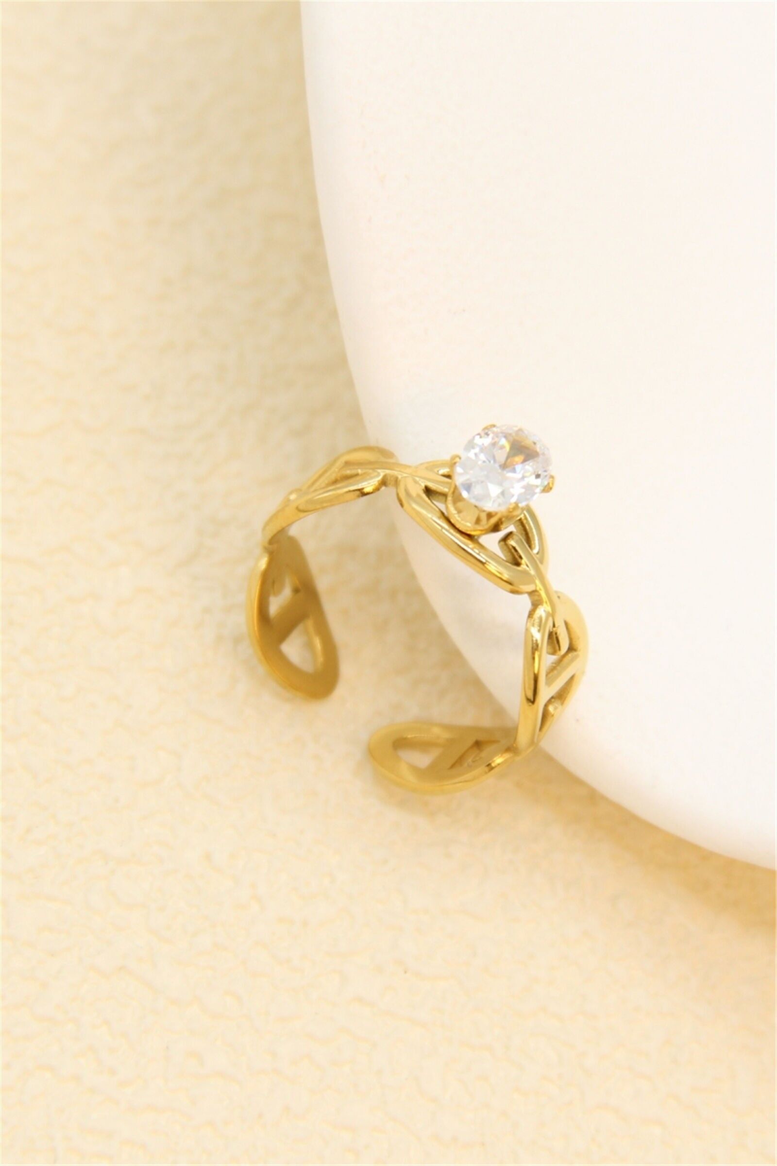 Durchbrochener Ring in Goldoptik mit Zirkonia – zart, funkelnd und modern.
