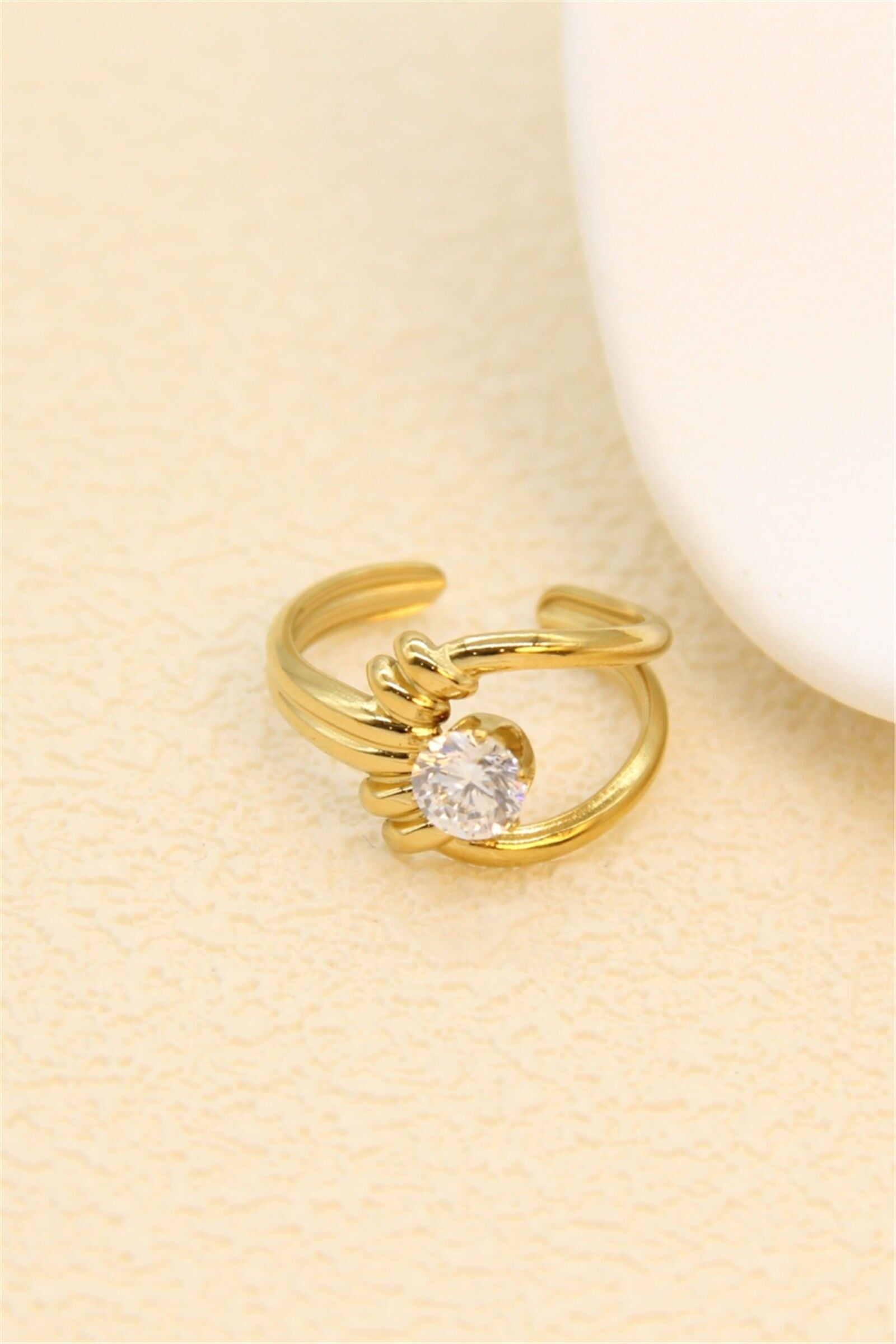 Anello placcato oro con zircone incastonato – design moderno e raffinato in acciaio inossidabile