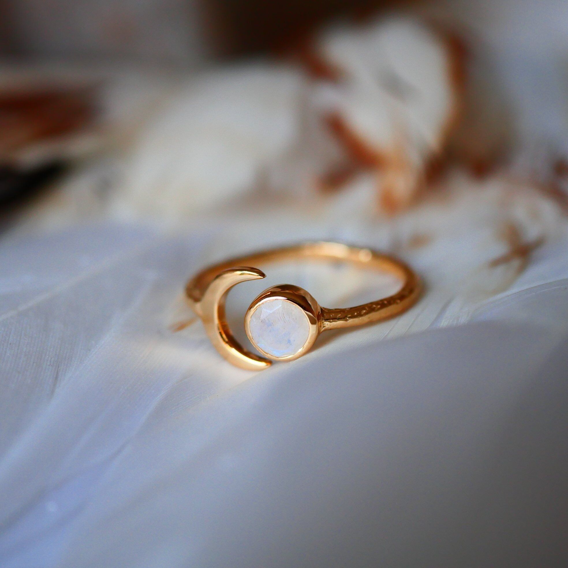 Anello lunare regolabile con pietra di luna arcobaleno | Sacro femminile