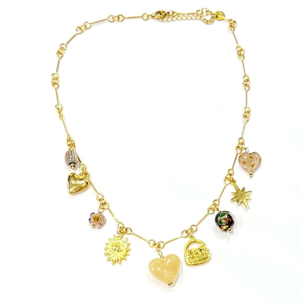 Collana con ciondolo a forma di cuore in acciaio color oro e ciondoli in resina