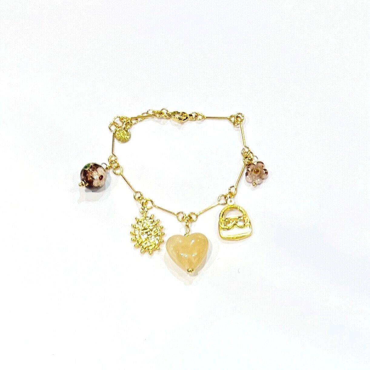 Bracciale con ciondoli color oro e ciondoli a forma di cuore in resina