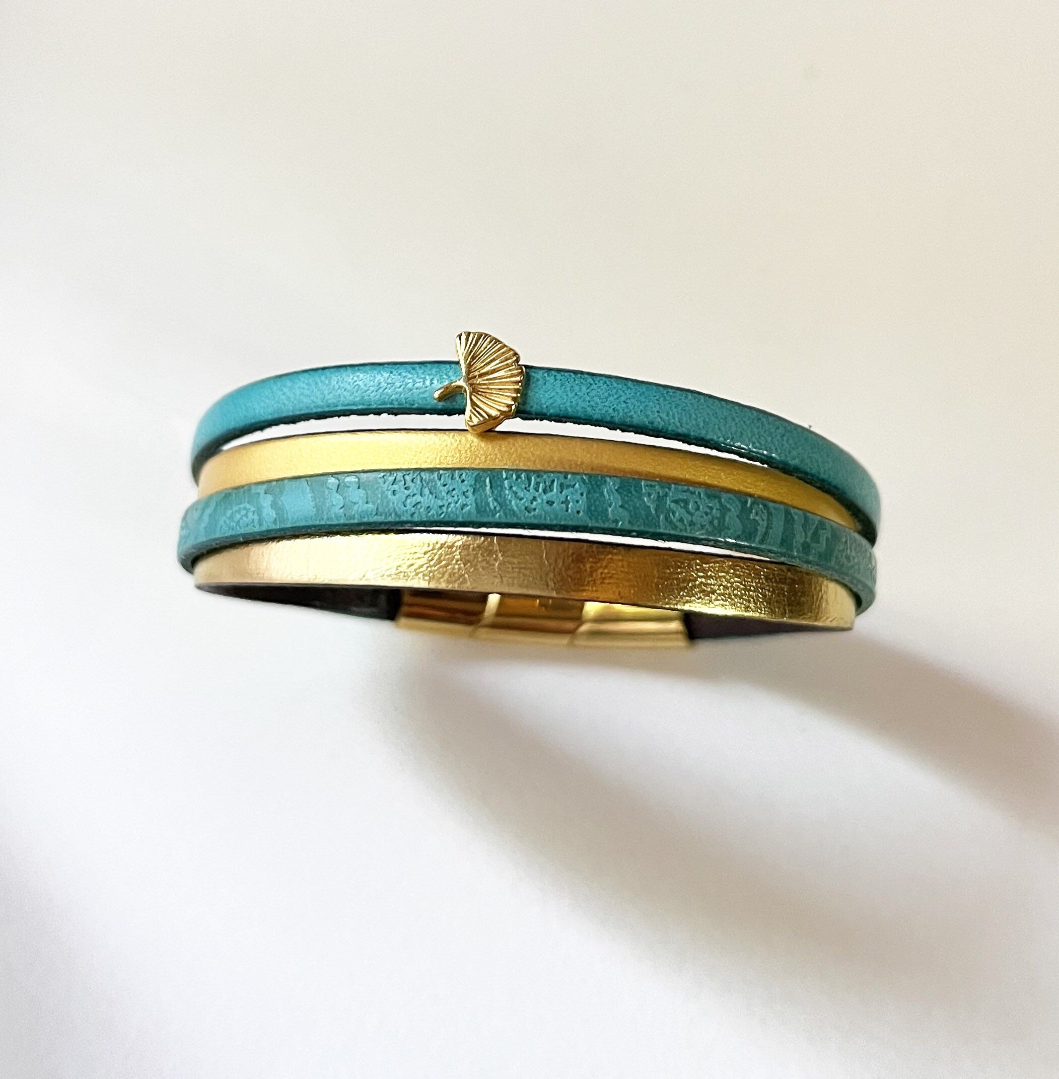 Bracelet manchette femme aux 4 cuirs turquoises et dorés avec feuille ginkgo