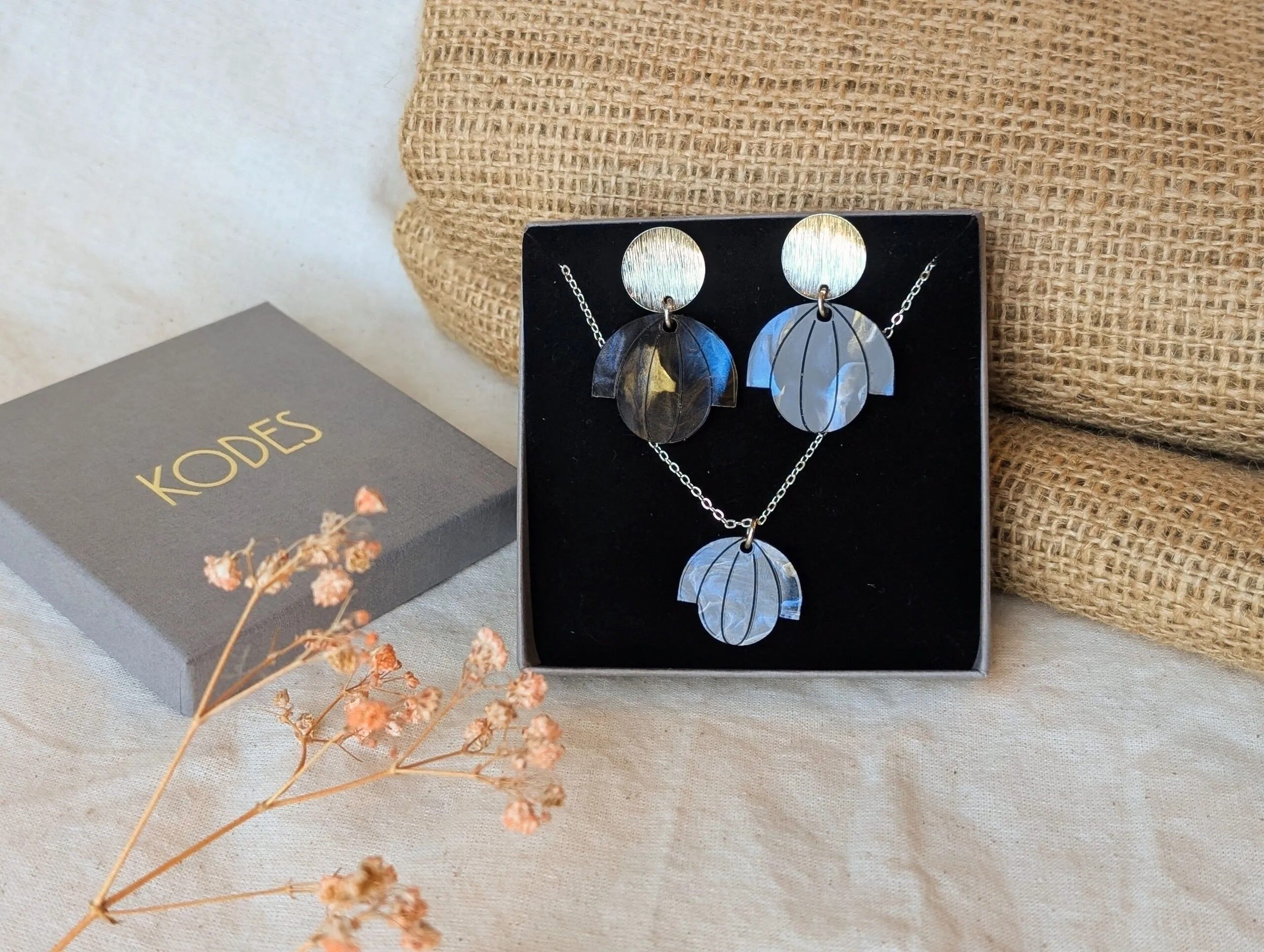 Set regalo di orecchini e collana in argento con motivo Bloom Deco Blue Marble ispirati all'Art Déco