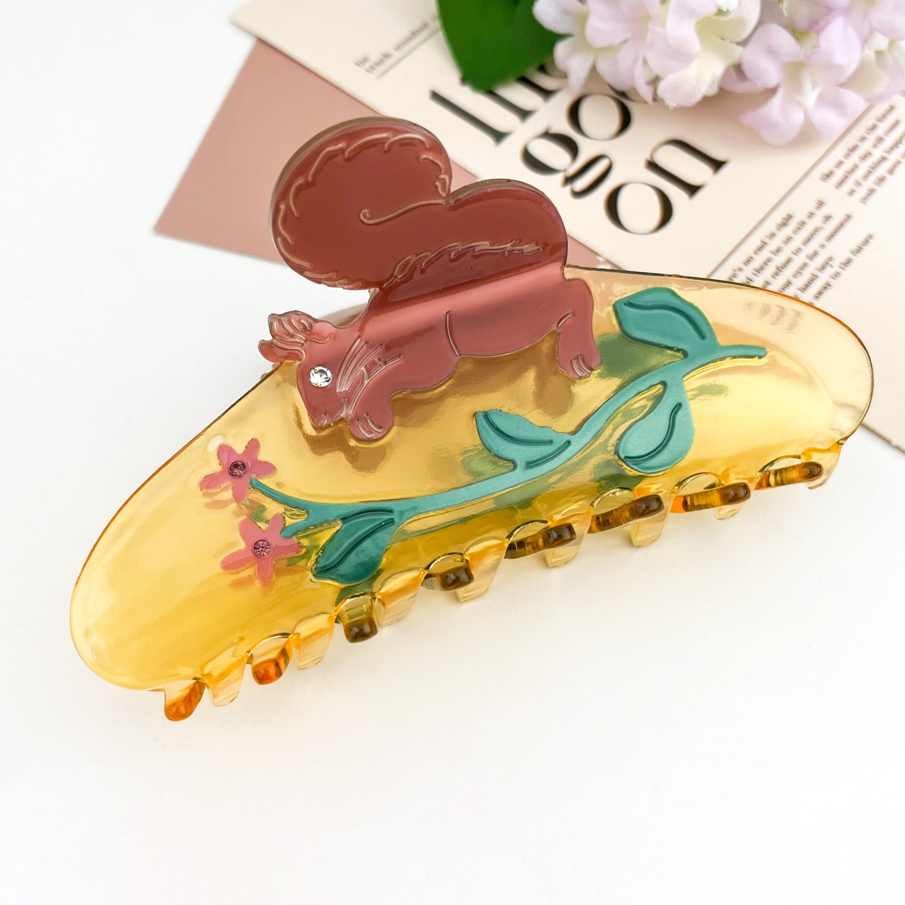 Haarspange mit Eichhörnchenmotiv und violetter Blume