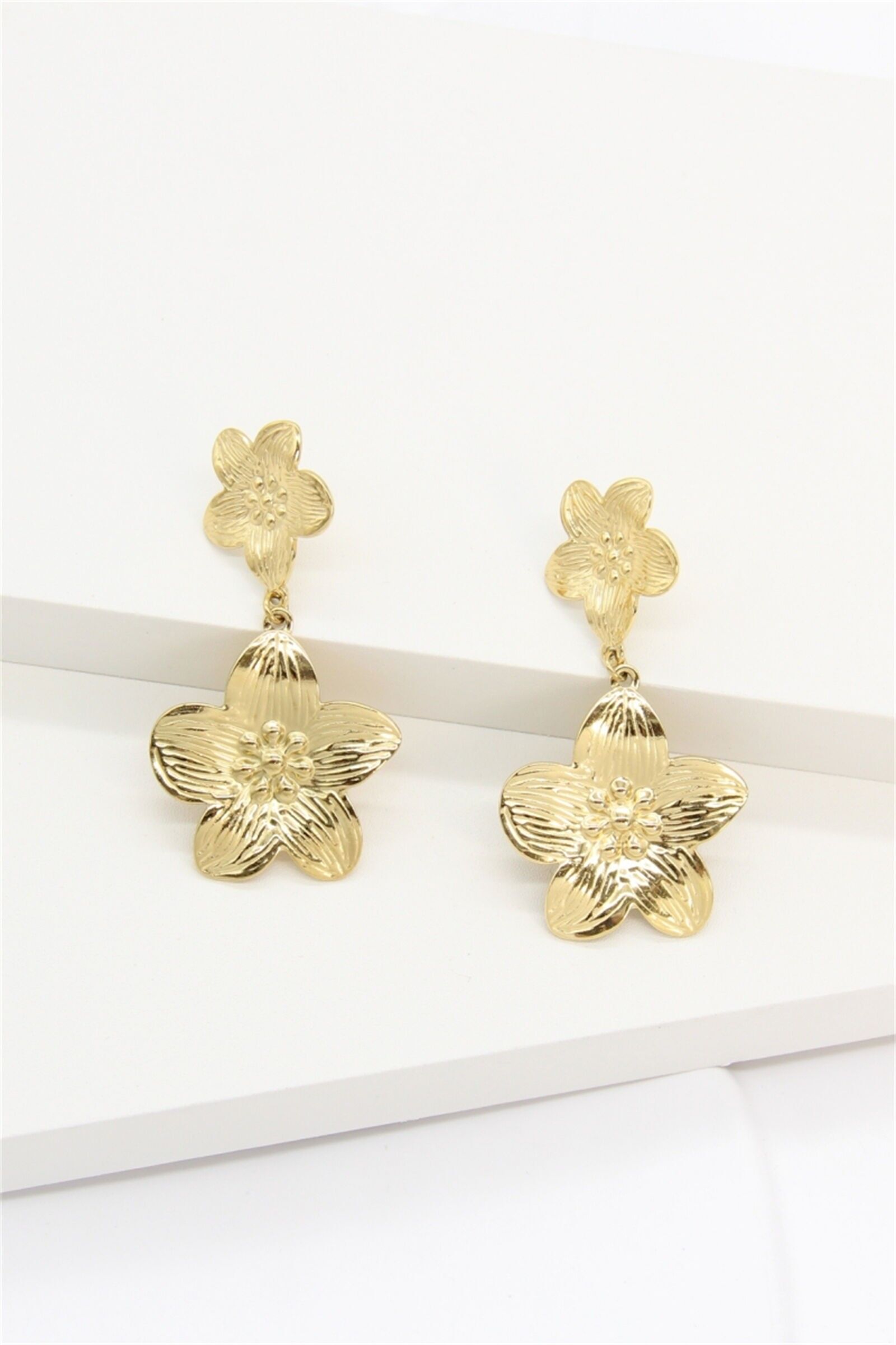 Goldene Blumenohrringe – Edelstahl, Damen – Eleganter Blumenschmuck