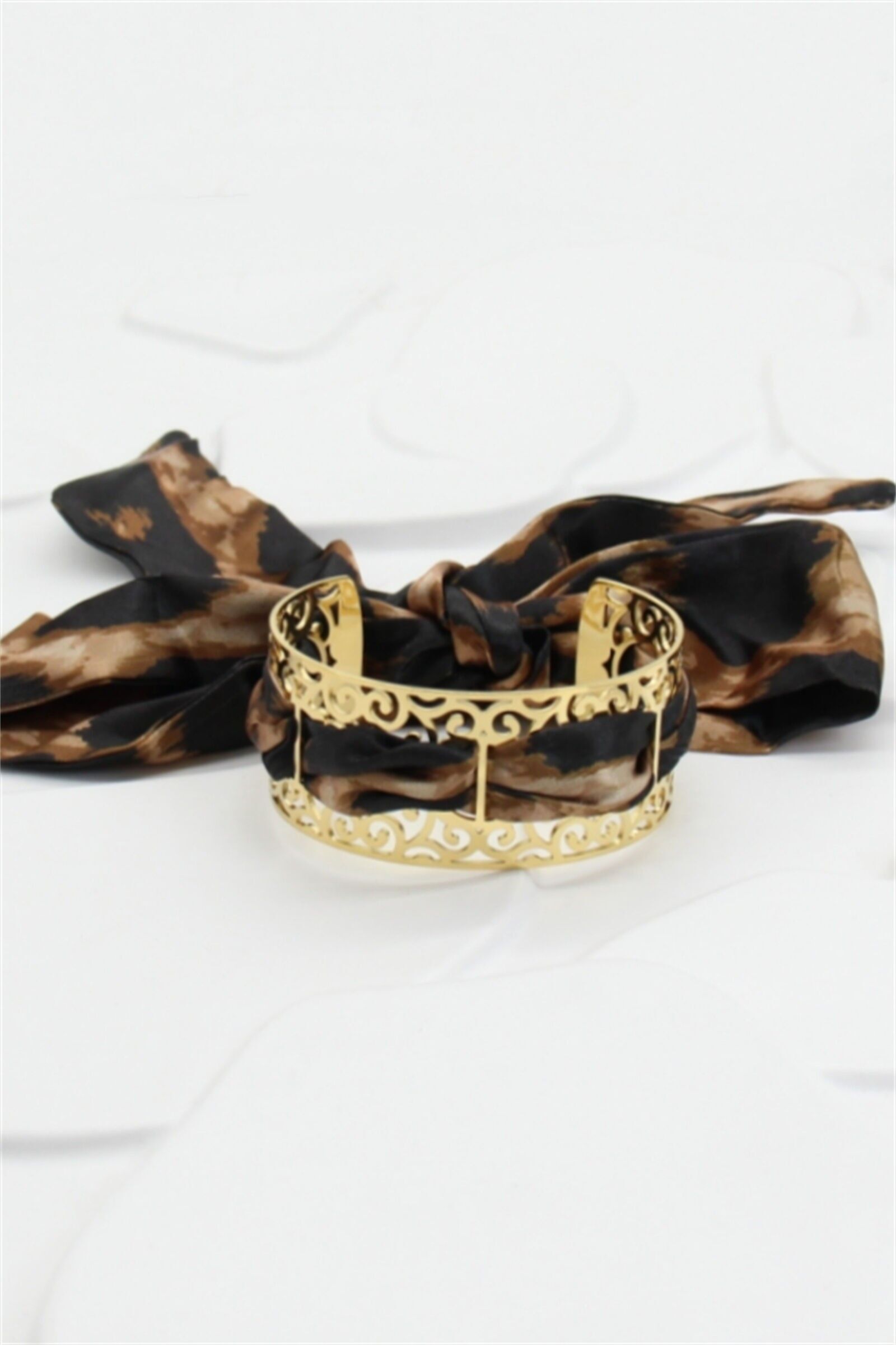 Goldener Armreif mit Leoparden-Schal – Elegantes und originelles Damenschmuckstück