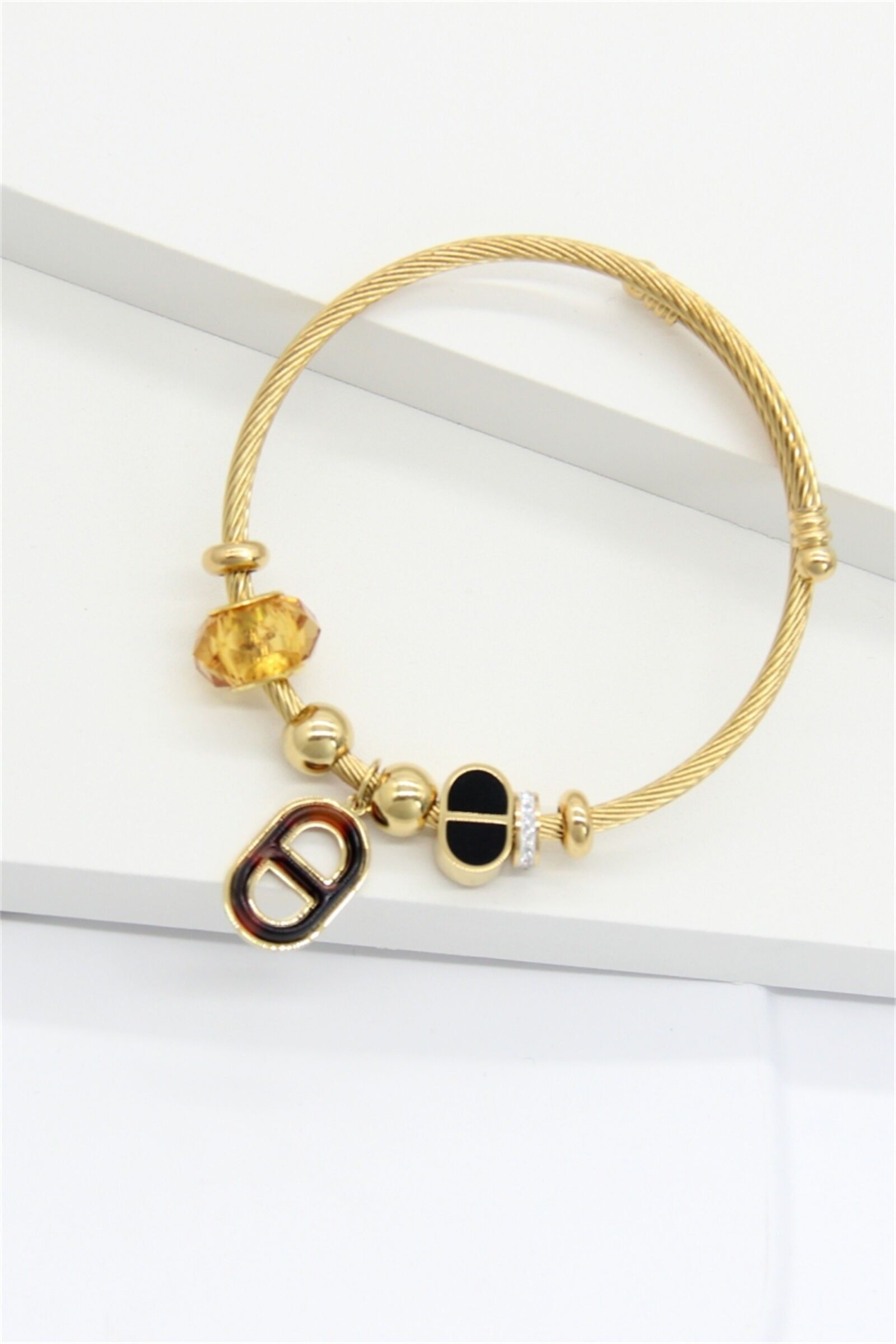 Goldfarbenes Armband mit edlen Anhängern – stabiles Kabel und elegante Perlen