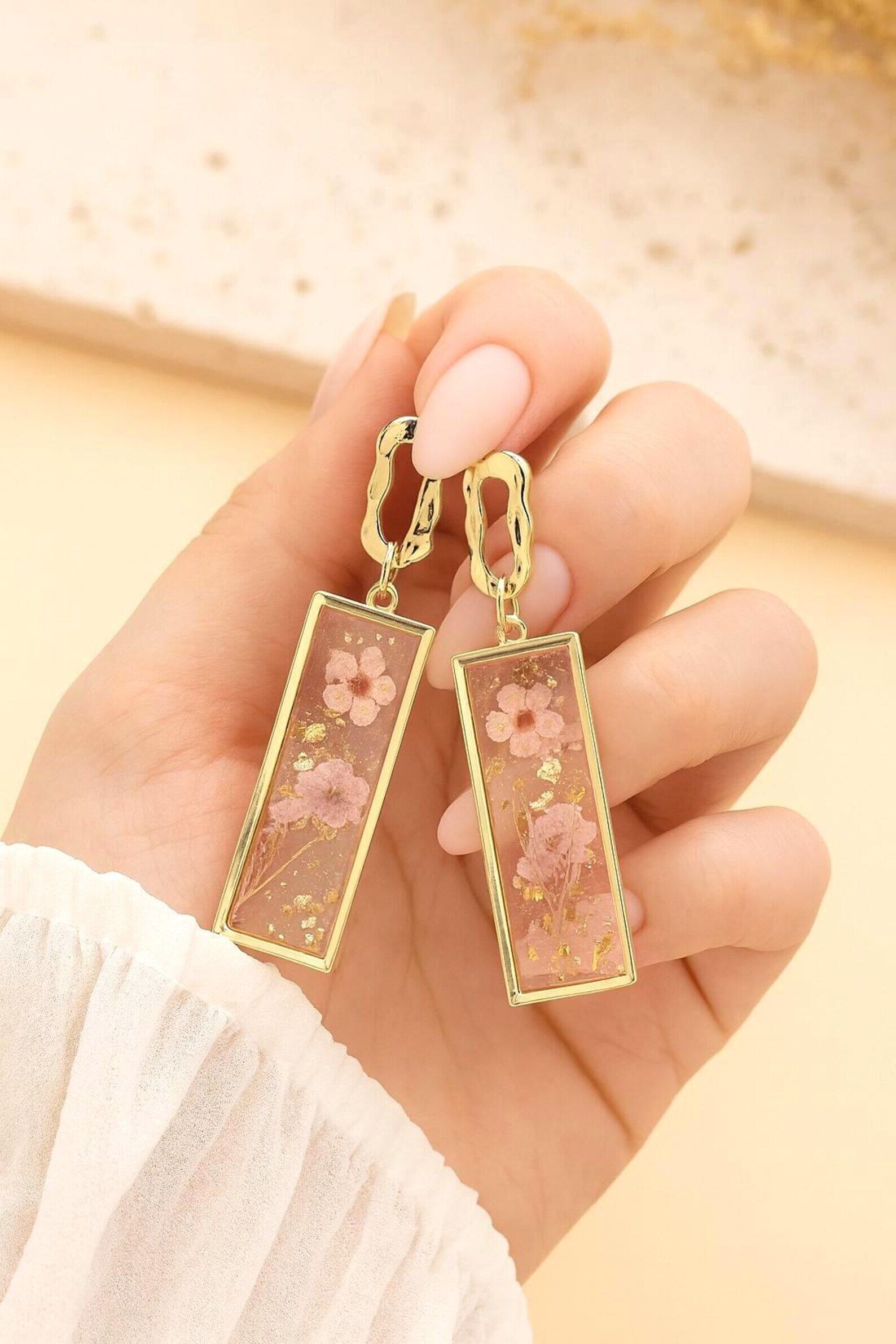 Natural flowers and resin earrings